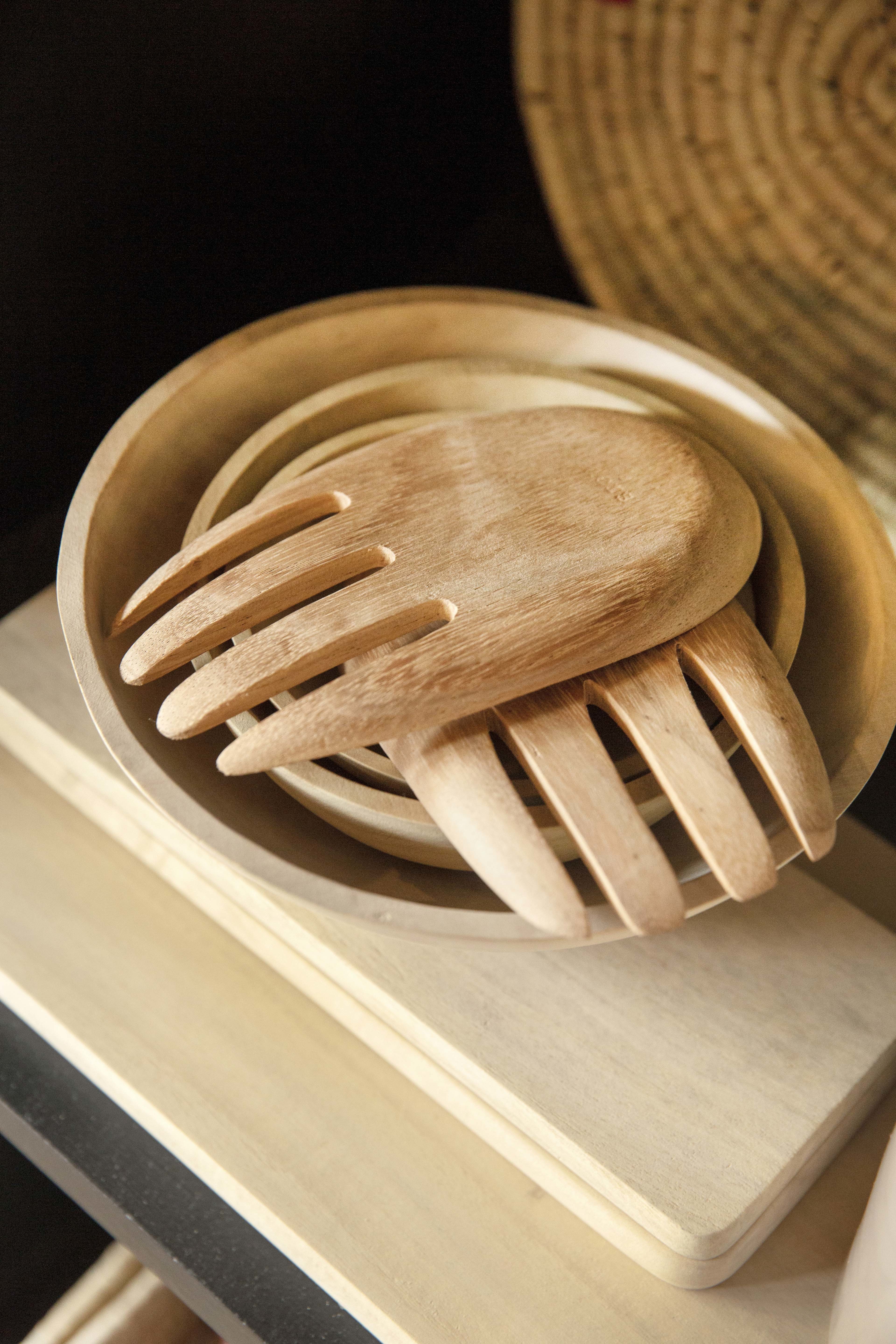 Salatbestikk, boller og fjøler i tre.