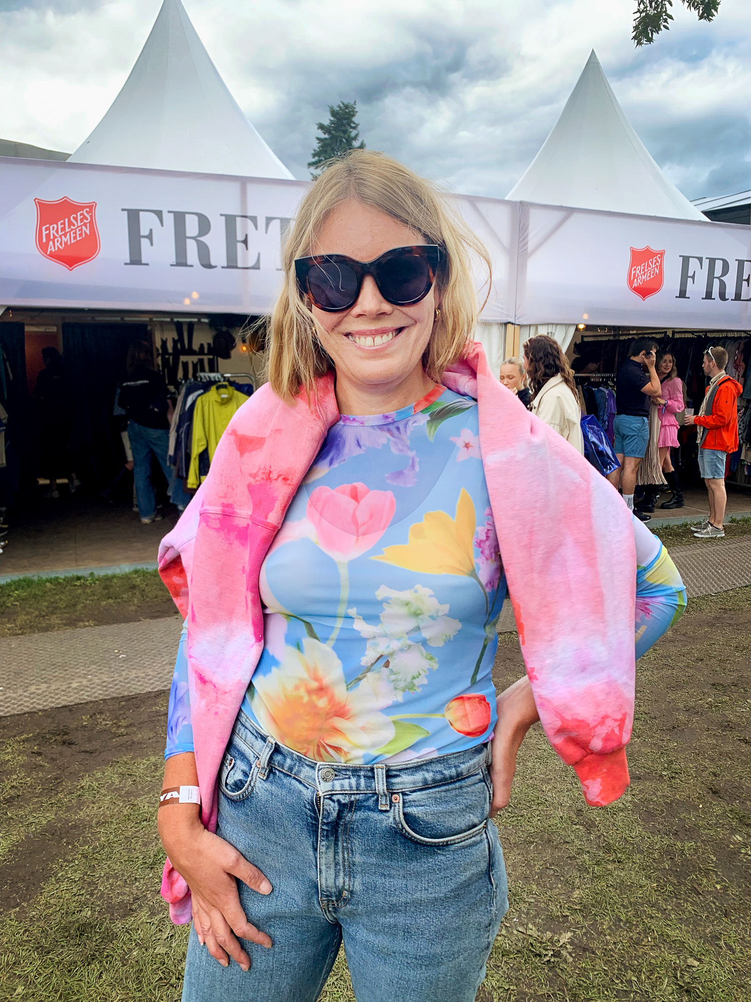 Kvinne poserer med solbriller og batikklær.