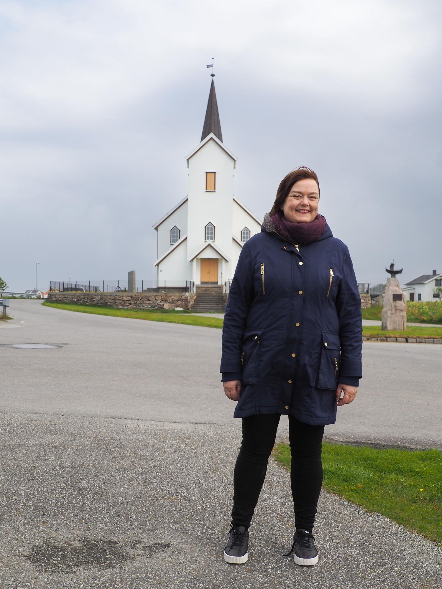 Gitte Bergtuen står foran Røst kirke