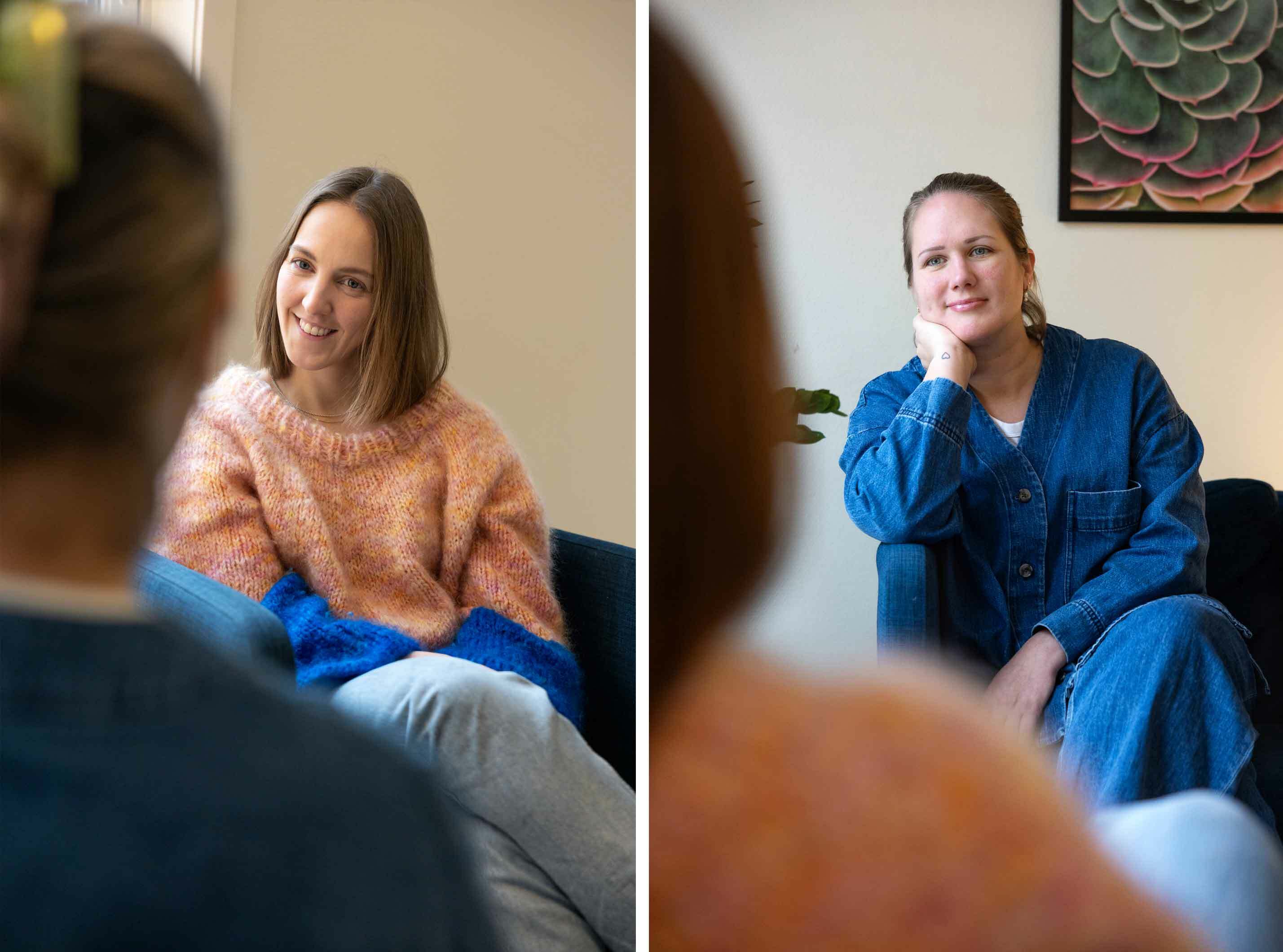 Todelt bilde. To unge kvinner sitter smilende, i hver sin blå stol og samtaler med en som sitter med ryggen til oss. Hun til venstre har halvlangt hår og ferskenfarget strikkegenser.Hun til høyre har håret bak og blå dongeriskjorte.