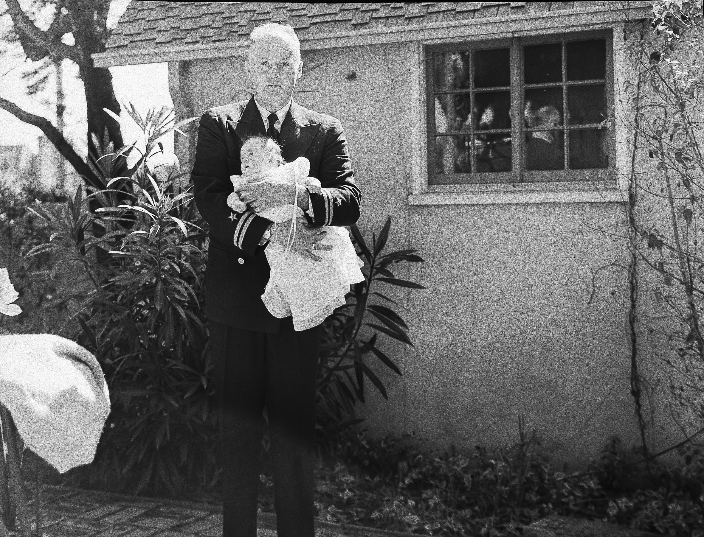 Charlotte sammen faren på dåpsdagen sin.