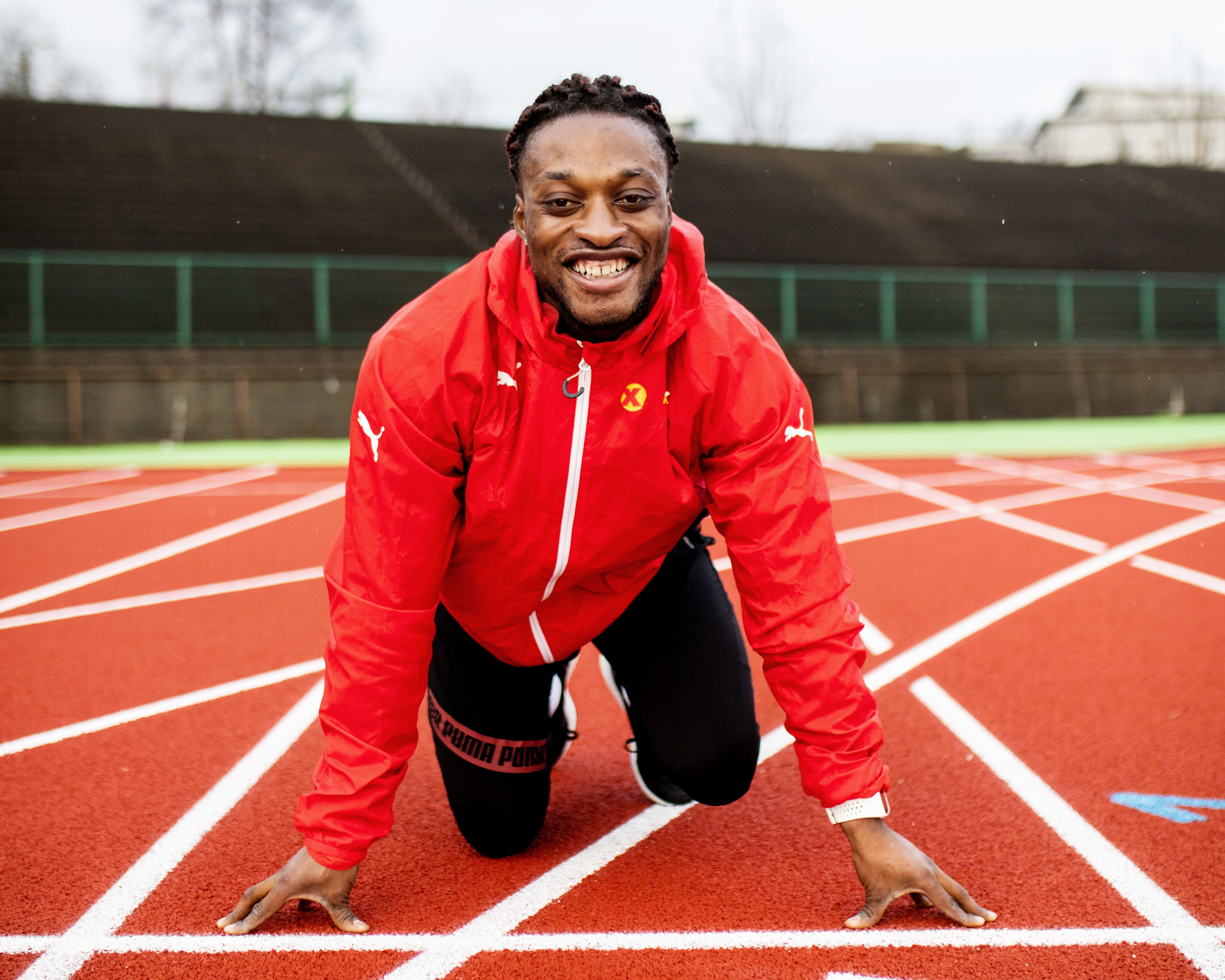 Salum Ageze Kashafali står på startstreken på en bane