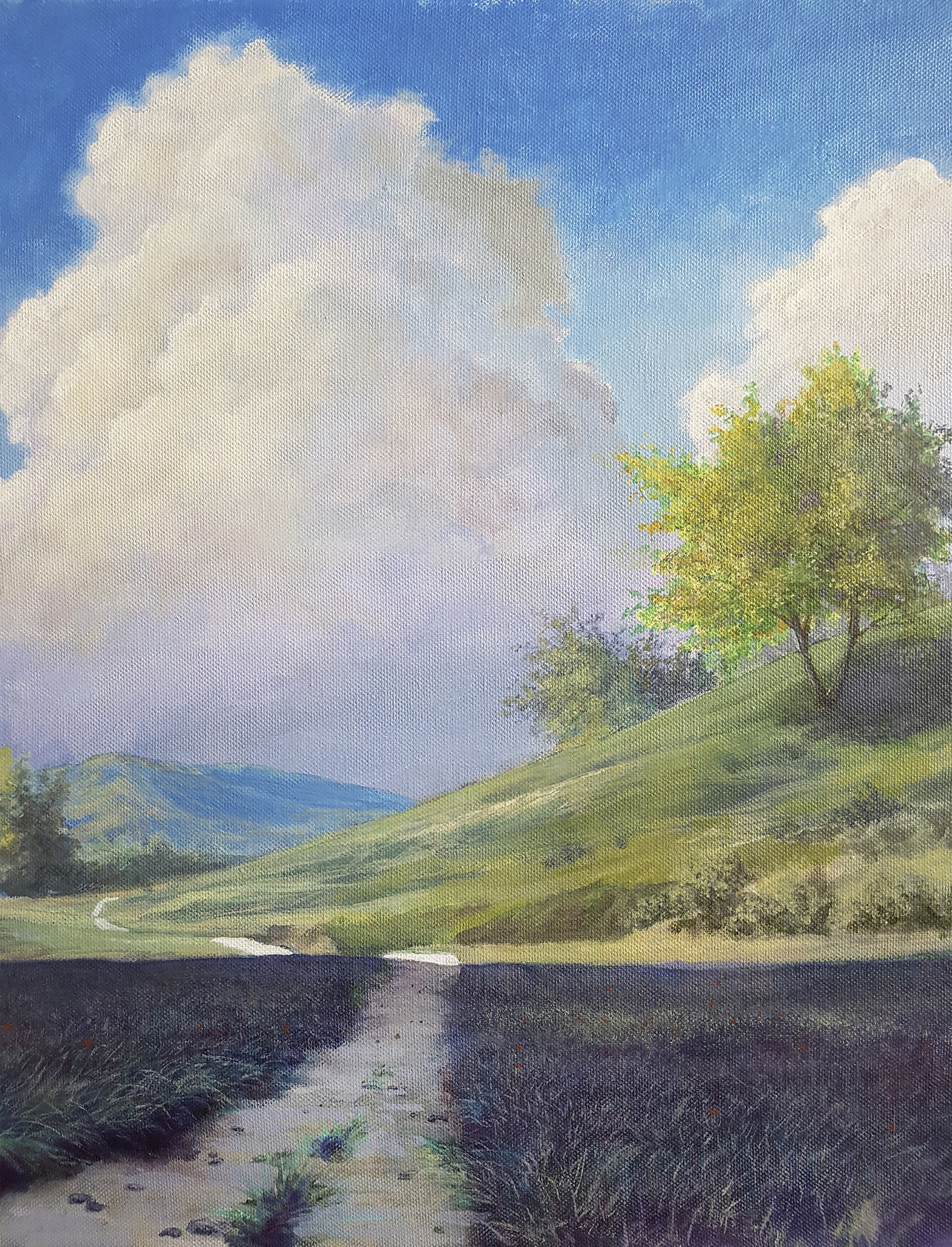 Bildet viser et maleri med en sti som går over en slette mot noen åser. I forgrunnen er det skygge over stien, lengre bort er det sol, trær og blå himmel med skyer.