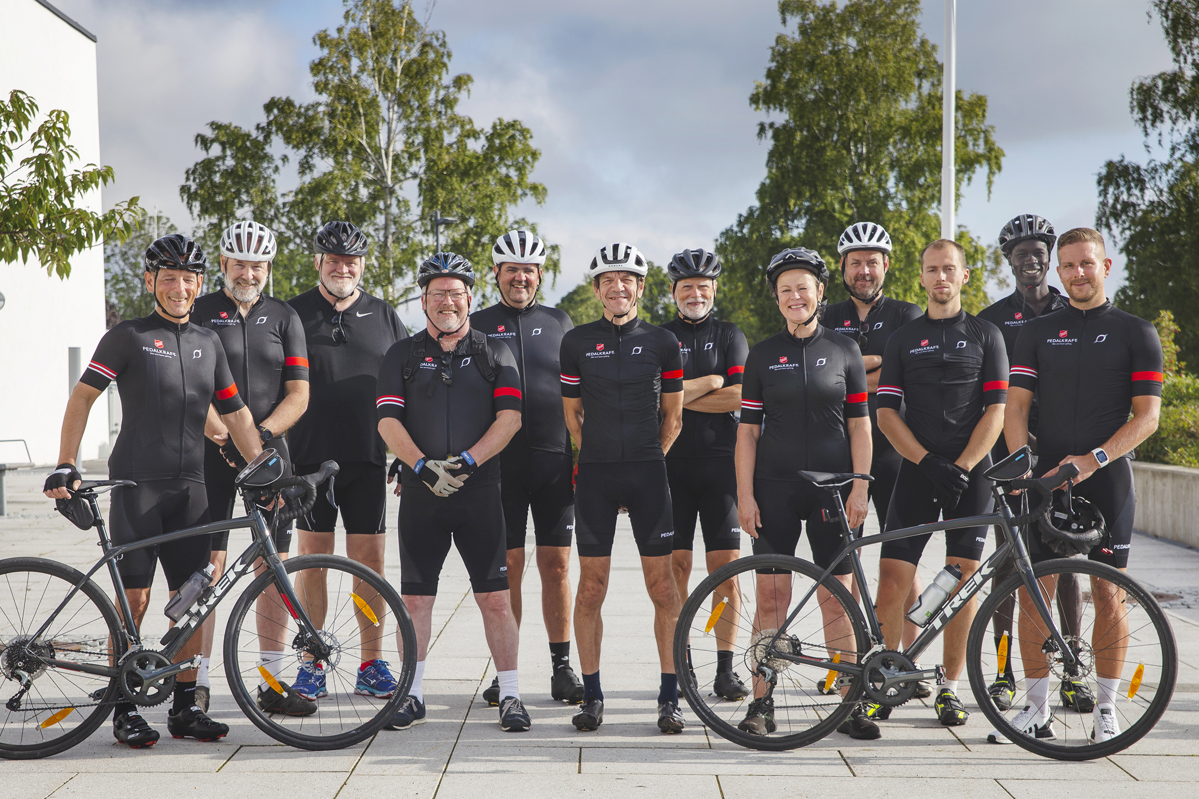 12 av Pedalkraft sykkelklubbs syklister i sykkeldrakter