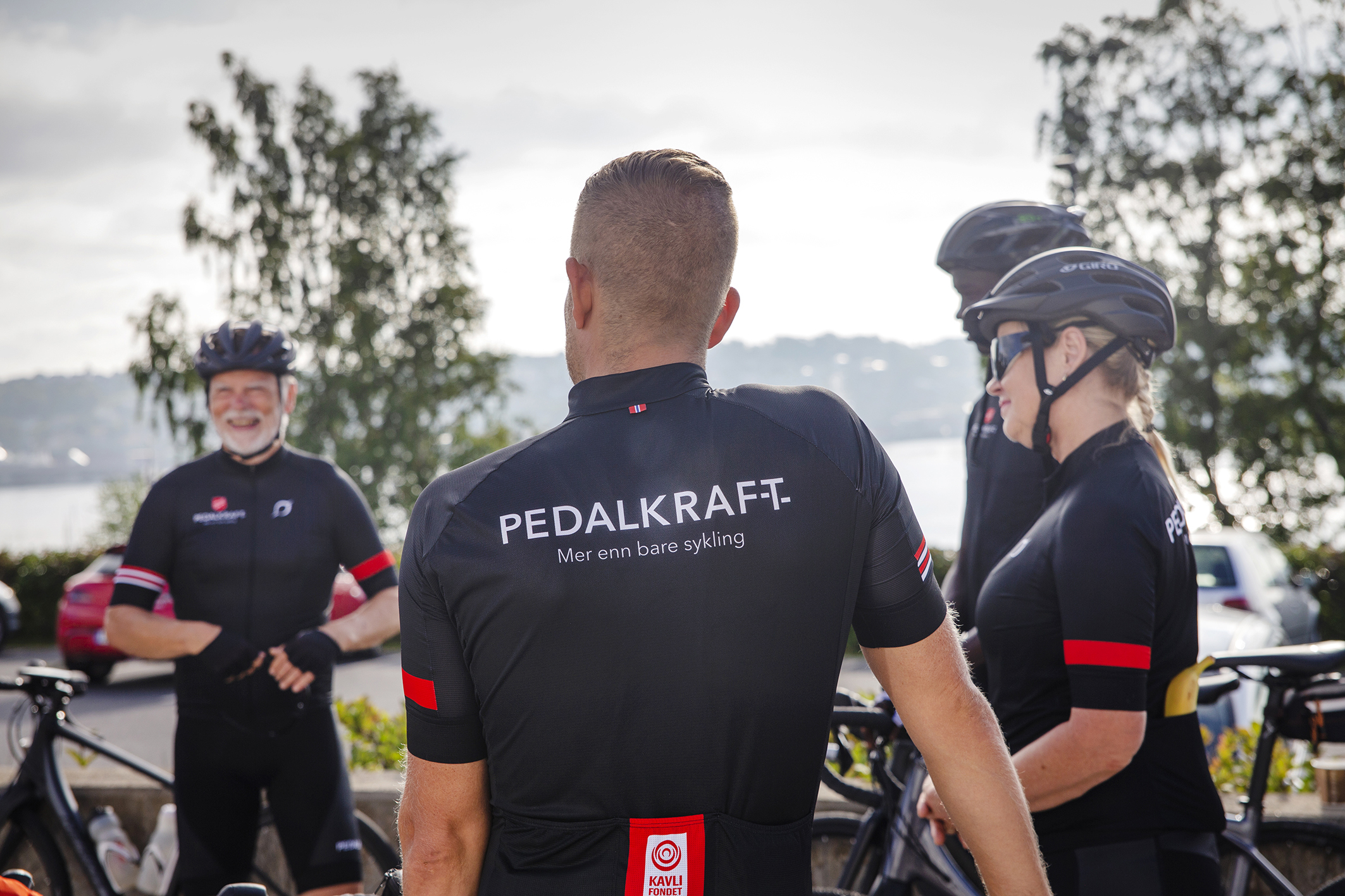 Fire av syklistene fra pedalkraft i fult sykkelutstyr