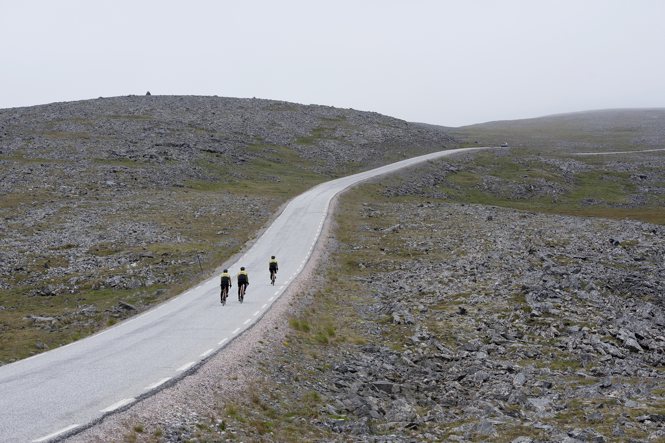 Tre syklister fra Pedalkraft, sykler over vidda.