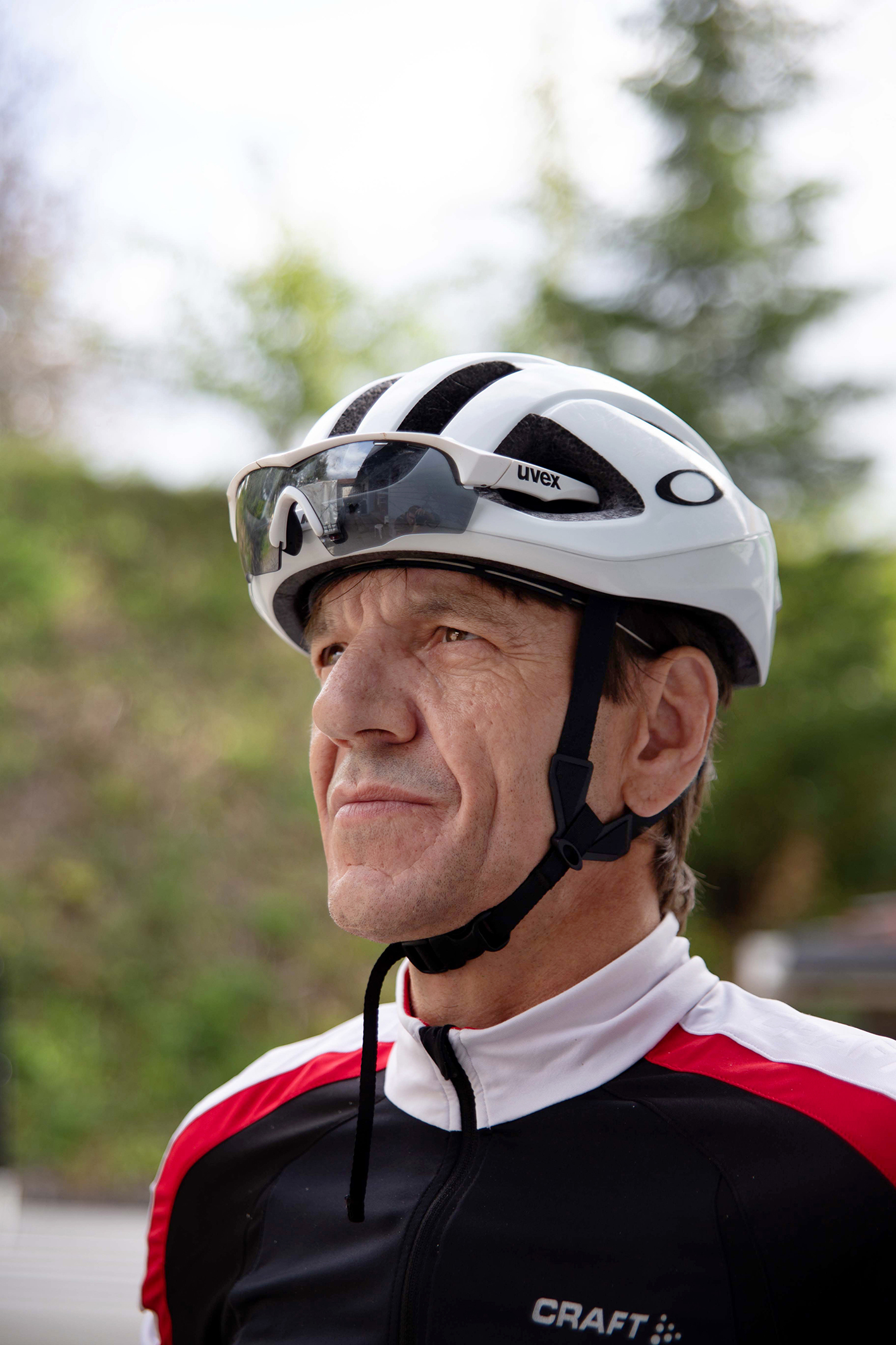 Svein Olav Solås med sykkelhjelm og sykkeldrakt