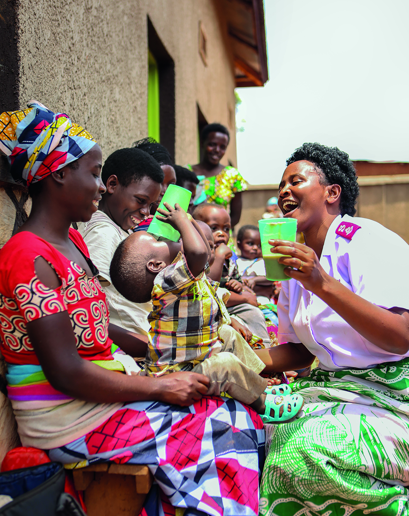 Her gir major Marie Grace Nsengiyaremye næringsrik grøt til et lite barn i Rwanda.