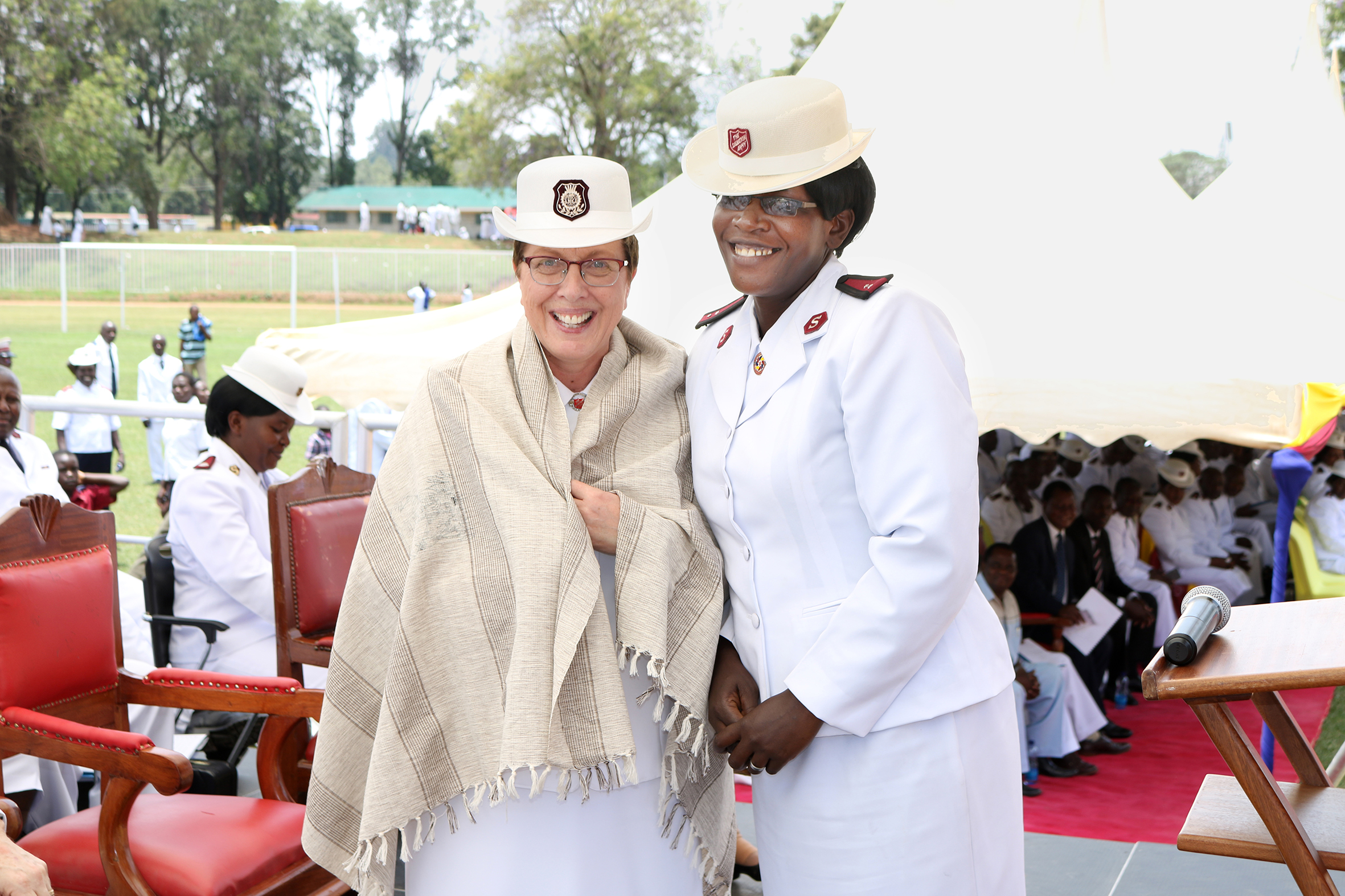 Her er Rosalie Peddle sammen med en lokal frelsesarme soldat  på et besøk i Kenya i 2018