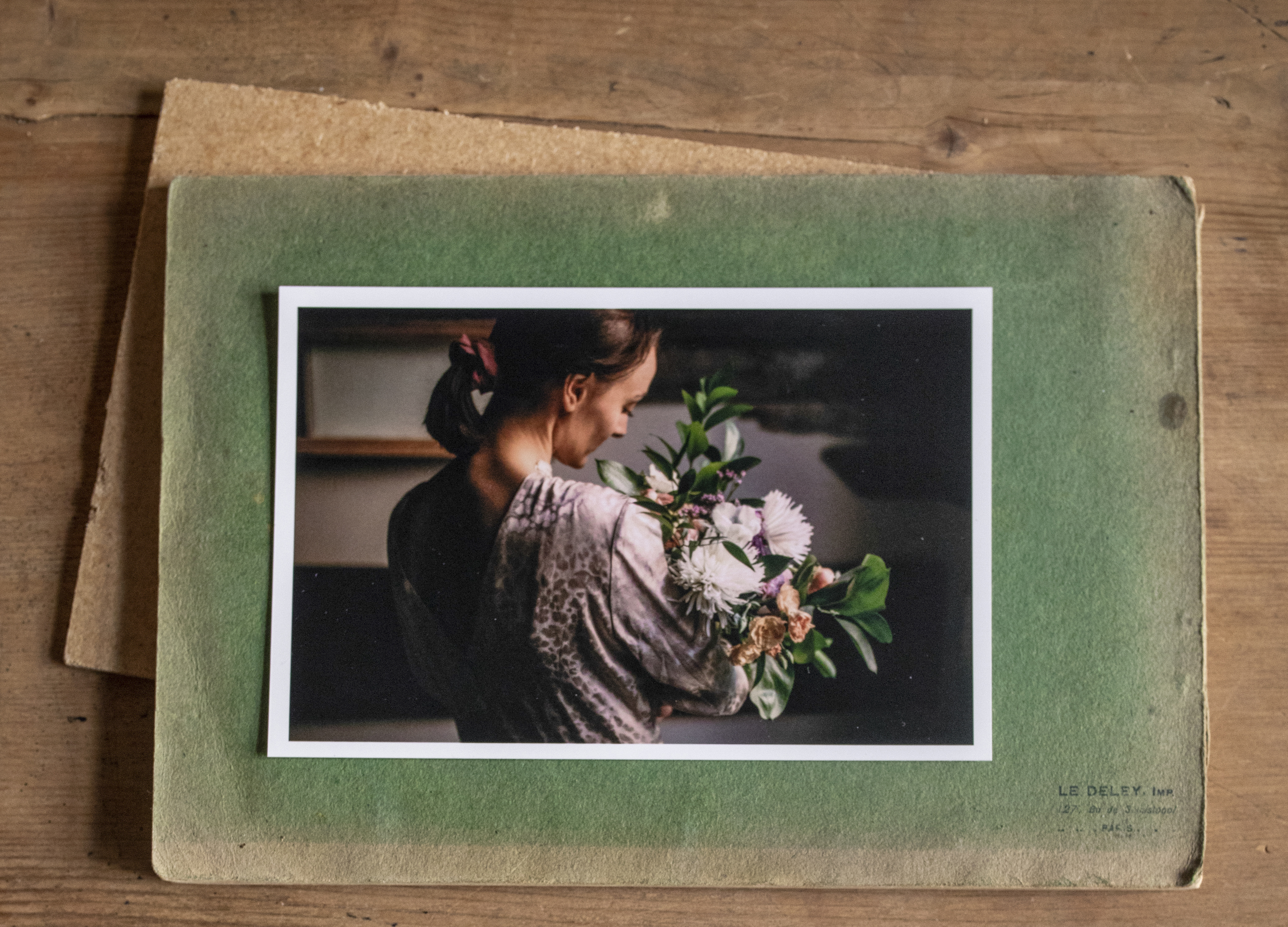 Bildet til venstre viser en kvinne som ligger på sofaen. Hun har en åpen bibel på magen med foldede hender over. Bildet til høyre viser et fotografi av en ung kvinne sm ser ned på en blomsterbukett hun holder i hendene. Kvinnen står med ryggen mot kameraet.