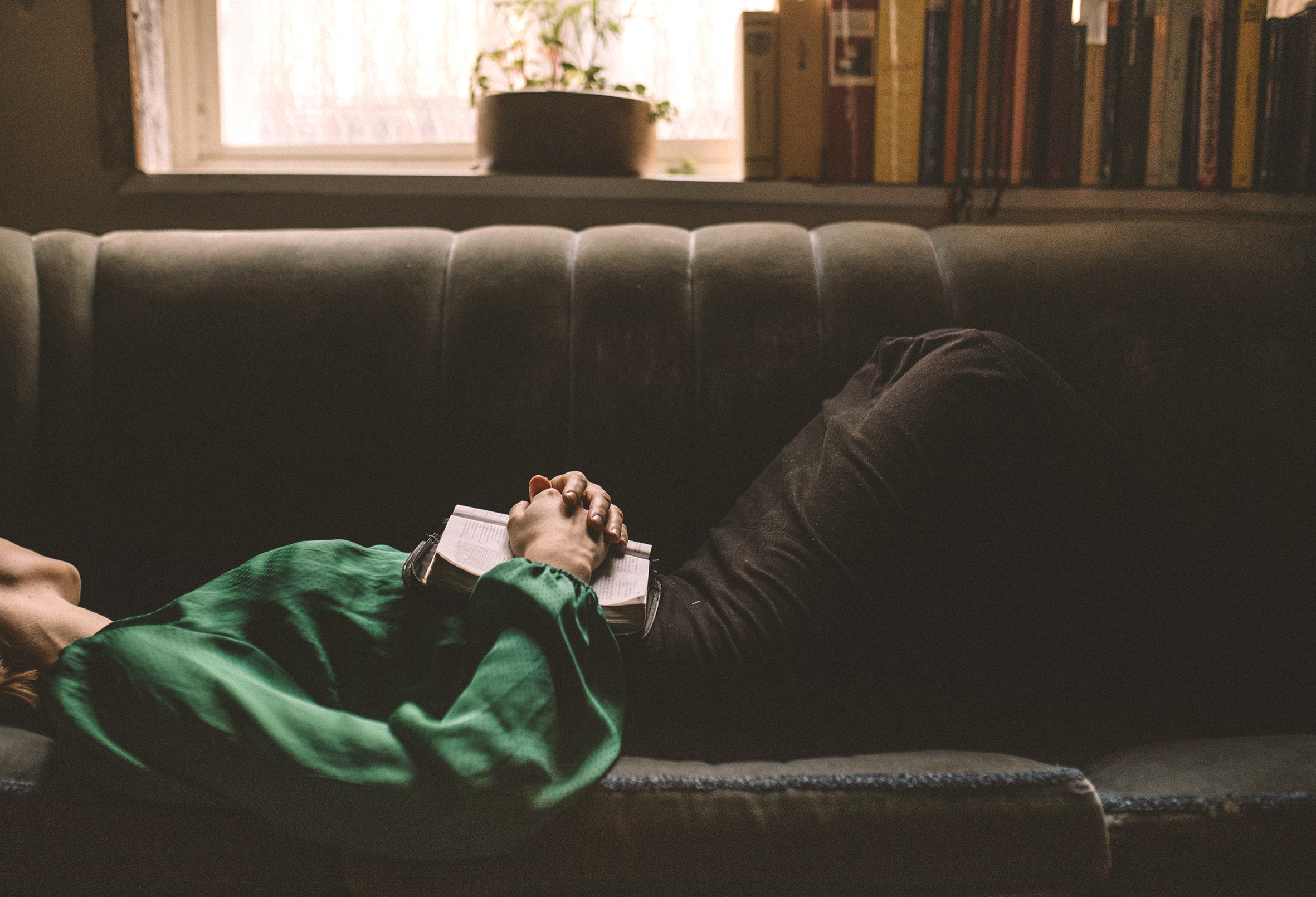 Bildet til venstre viser en kvinne som ligger på sofaen. Hun har en åpen bibel på magen med foldede hender over. Bildet til høyre viser et fotografi av en ung kvinne sm ser ned på en blomsterbukett hun holder i hendene. Kvinnen står med ryggen mot kameraet.