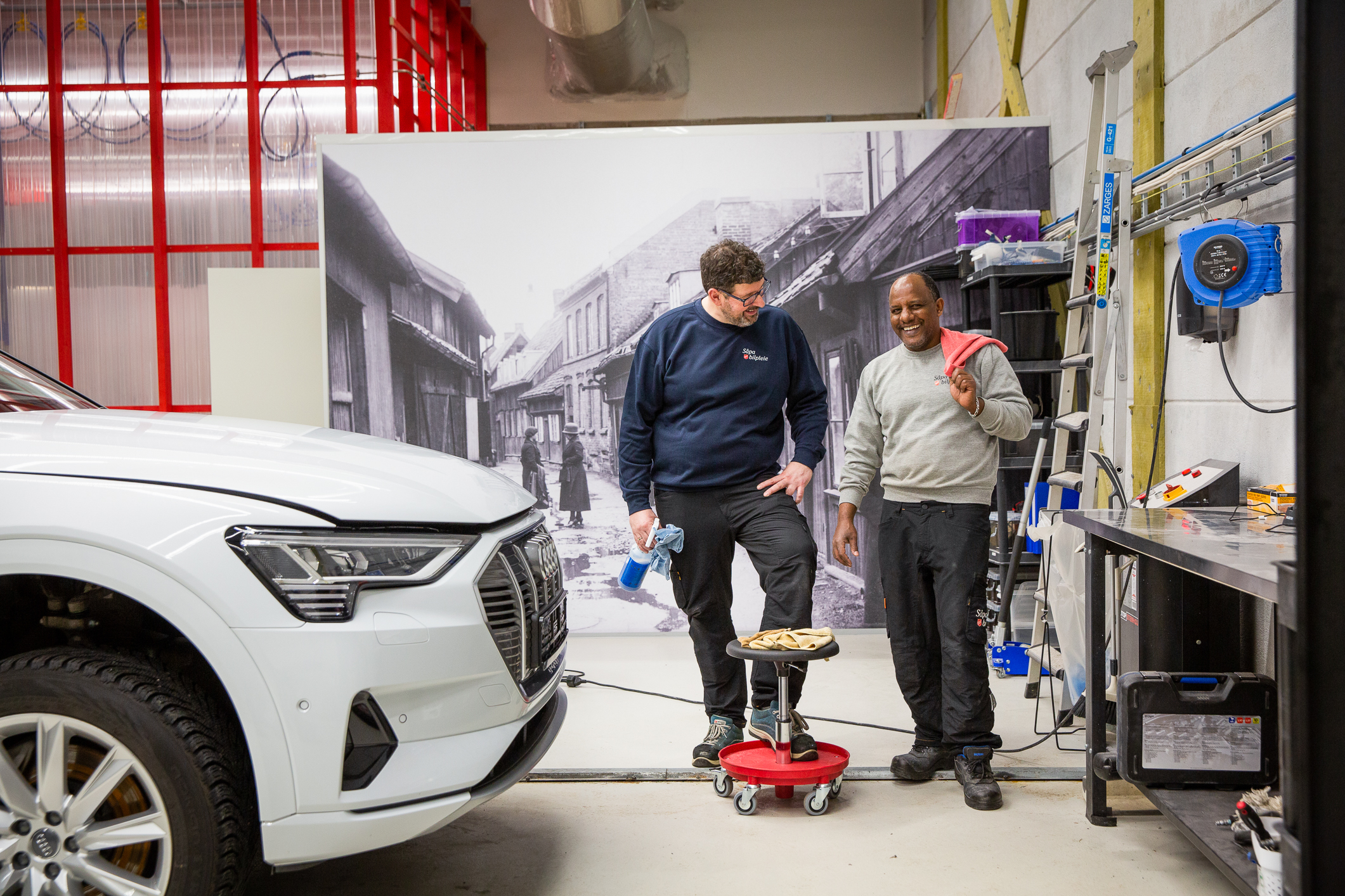 Poul og en arbeider som smiler på Såpa bilpleie.