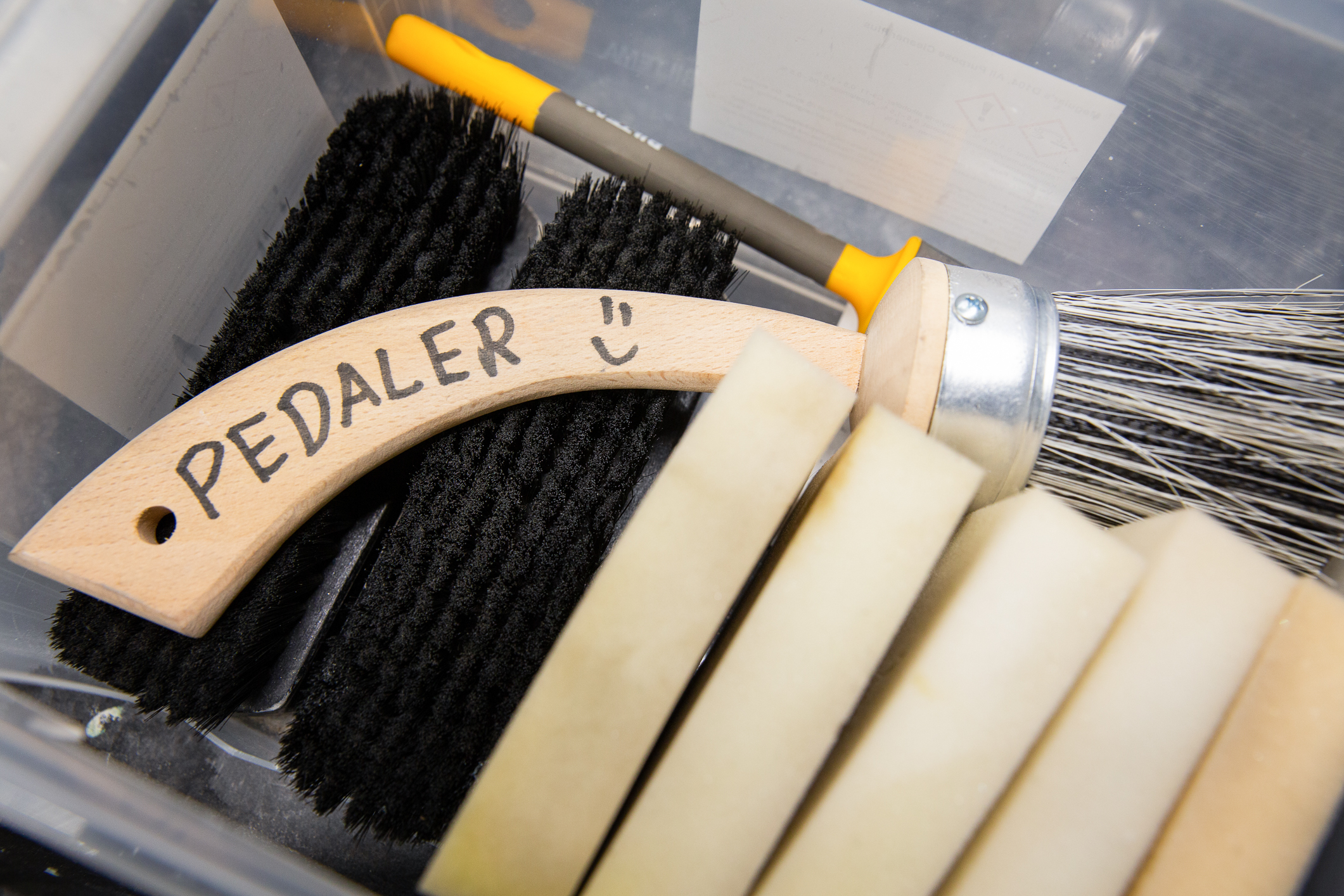 T.V.: Poul som spyler bilen. T.H.: Eske med vaskeredskaper.