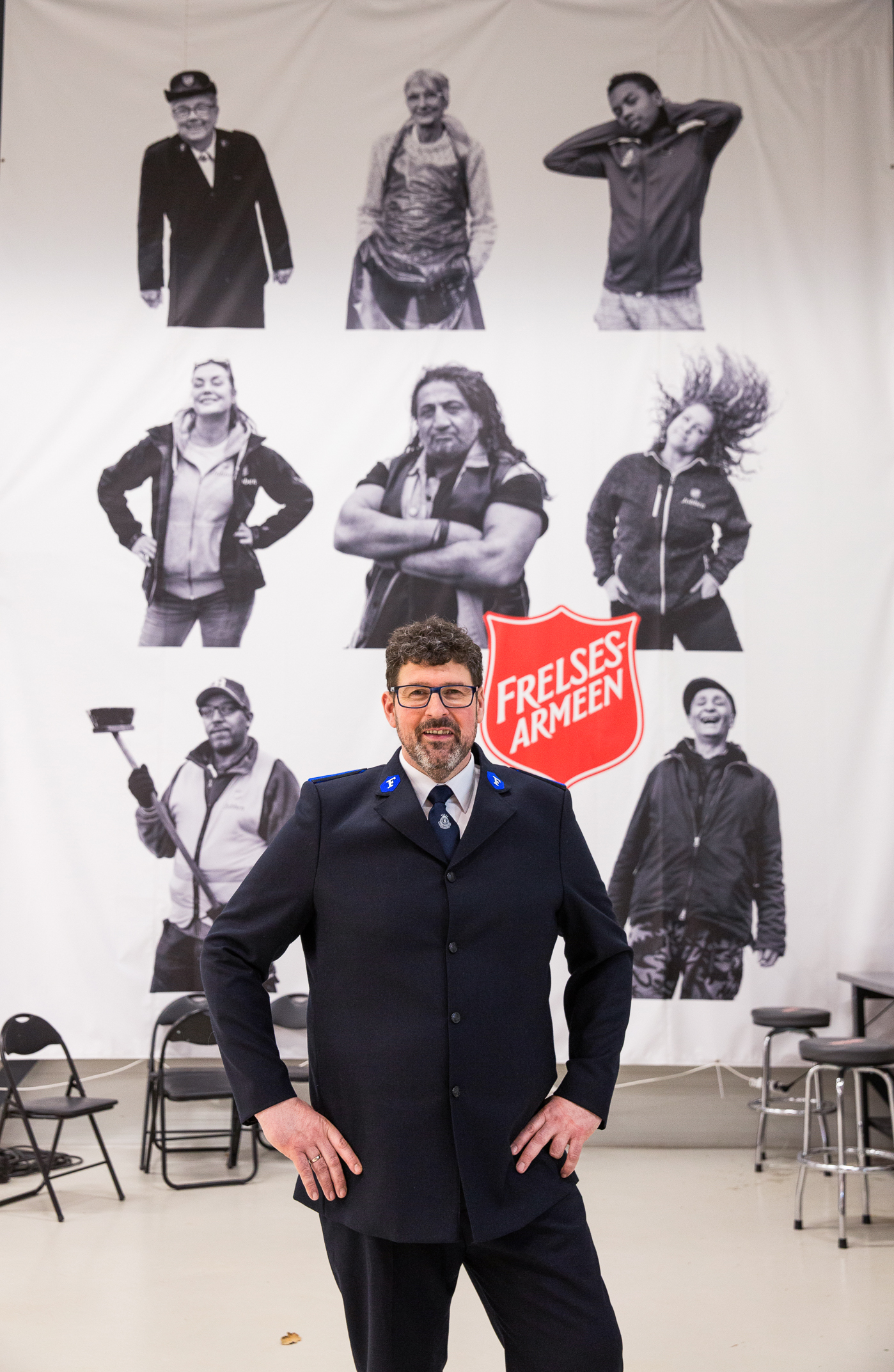 Poul smiler fornøyd inne i vaskehallen.