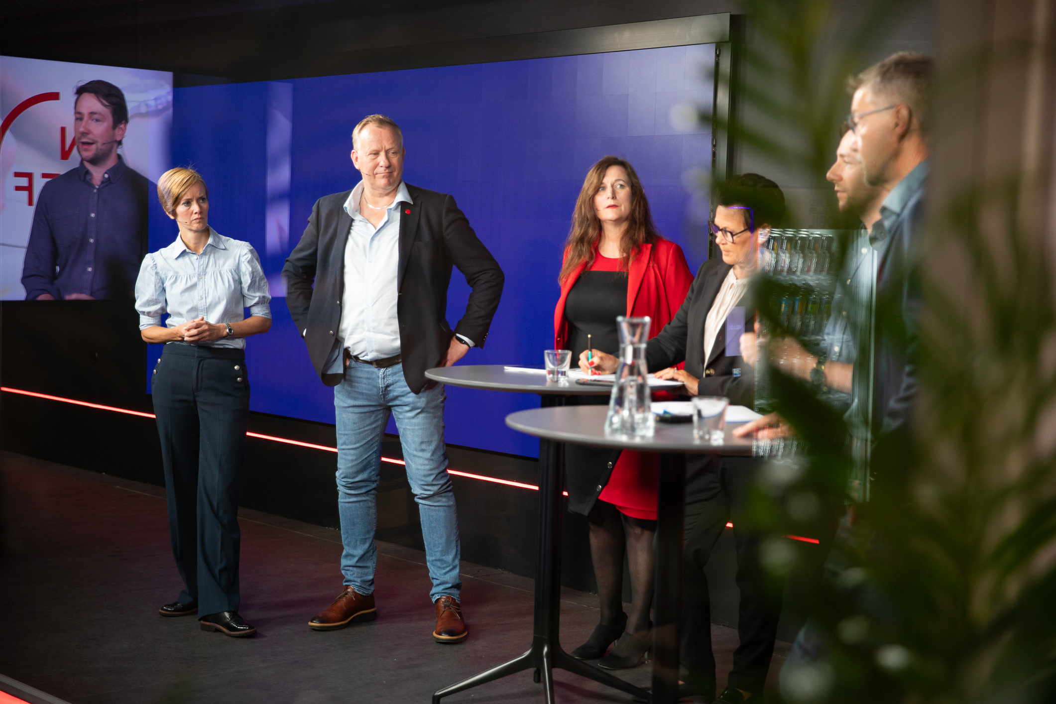 Foto: Tre kvinner og tre menn debatterer på en scene.