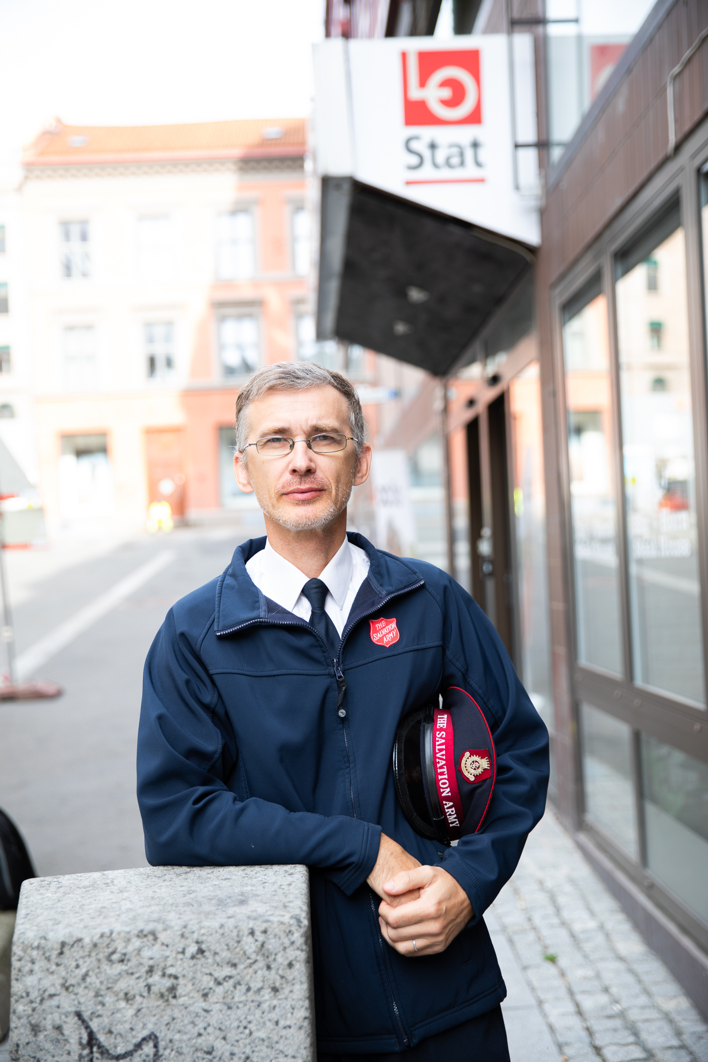 Foto: Det første bildet viser en hatt fra Frelsesarmeen som tas ut av et sete i en bil. Det andre bildet viser en mann med briller og uniform fra Frelsesarmeen som står oppstilt i Oslo med den samme hatten under armen.