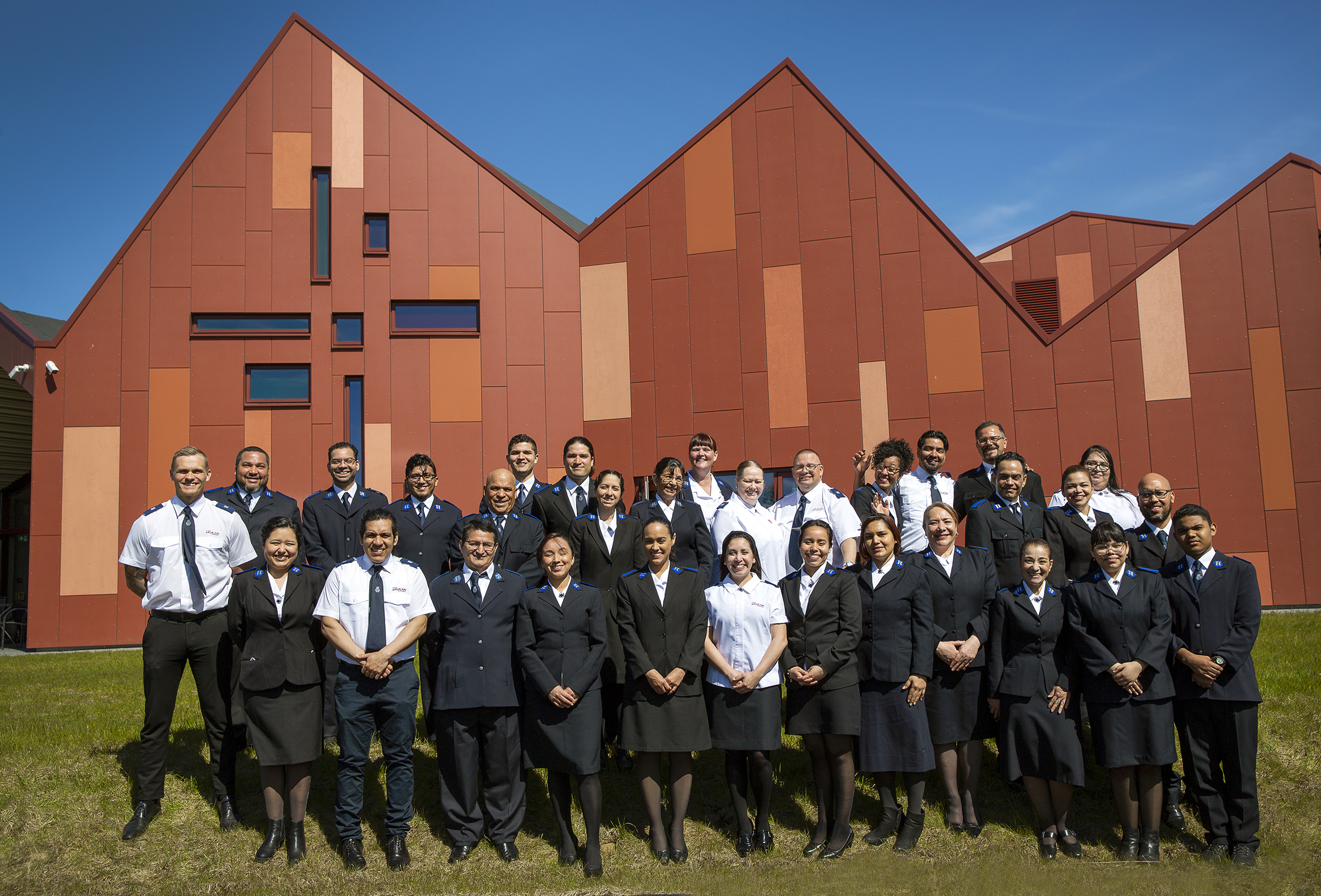 31 Frelsesarmé-soldater står samlet utendørs.
