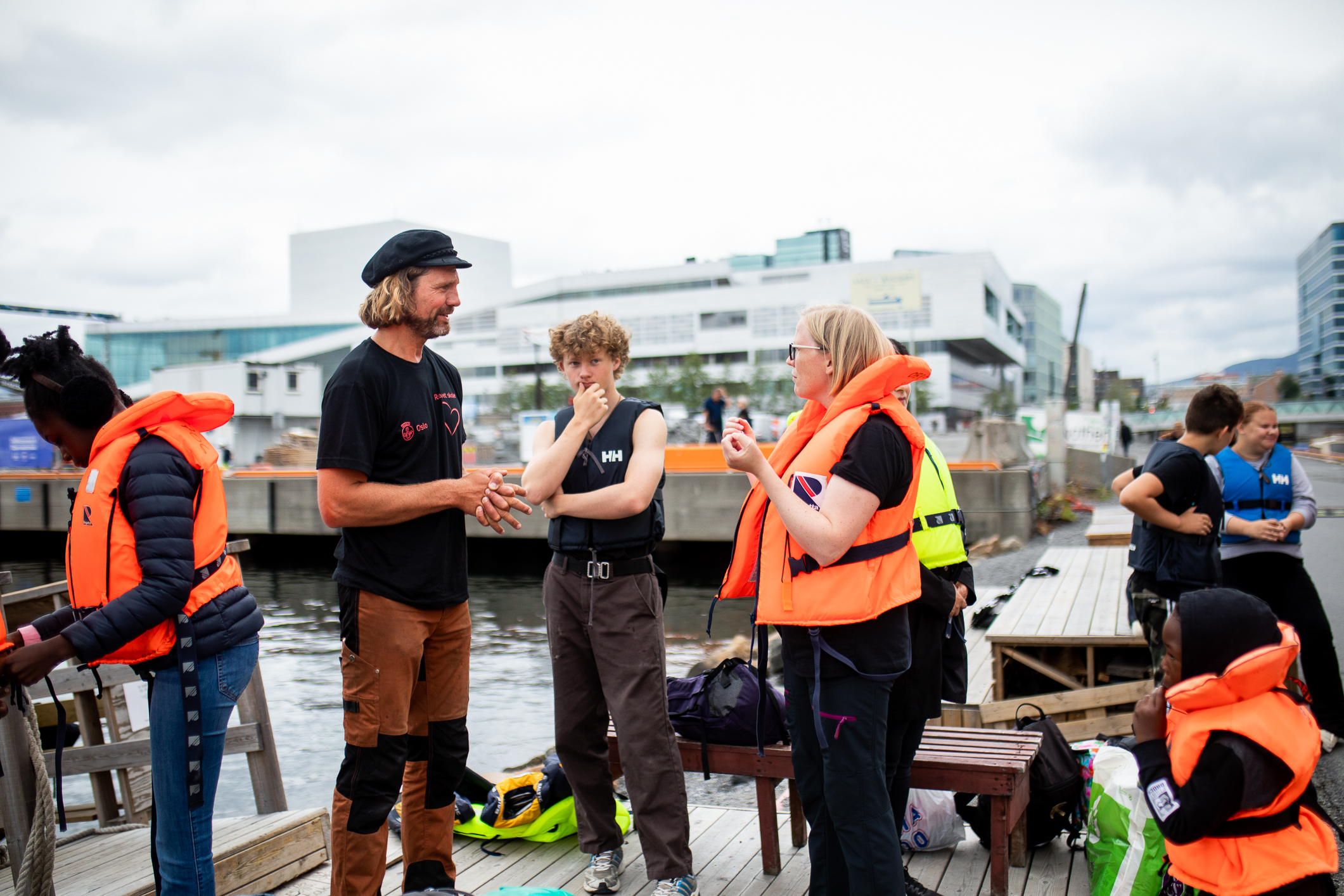 Roinstruktør Marius spiller på instrument.