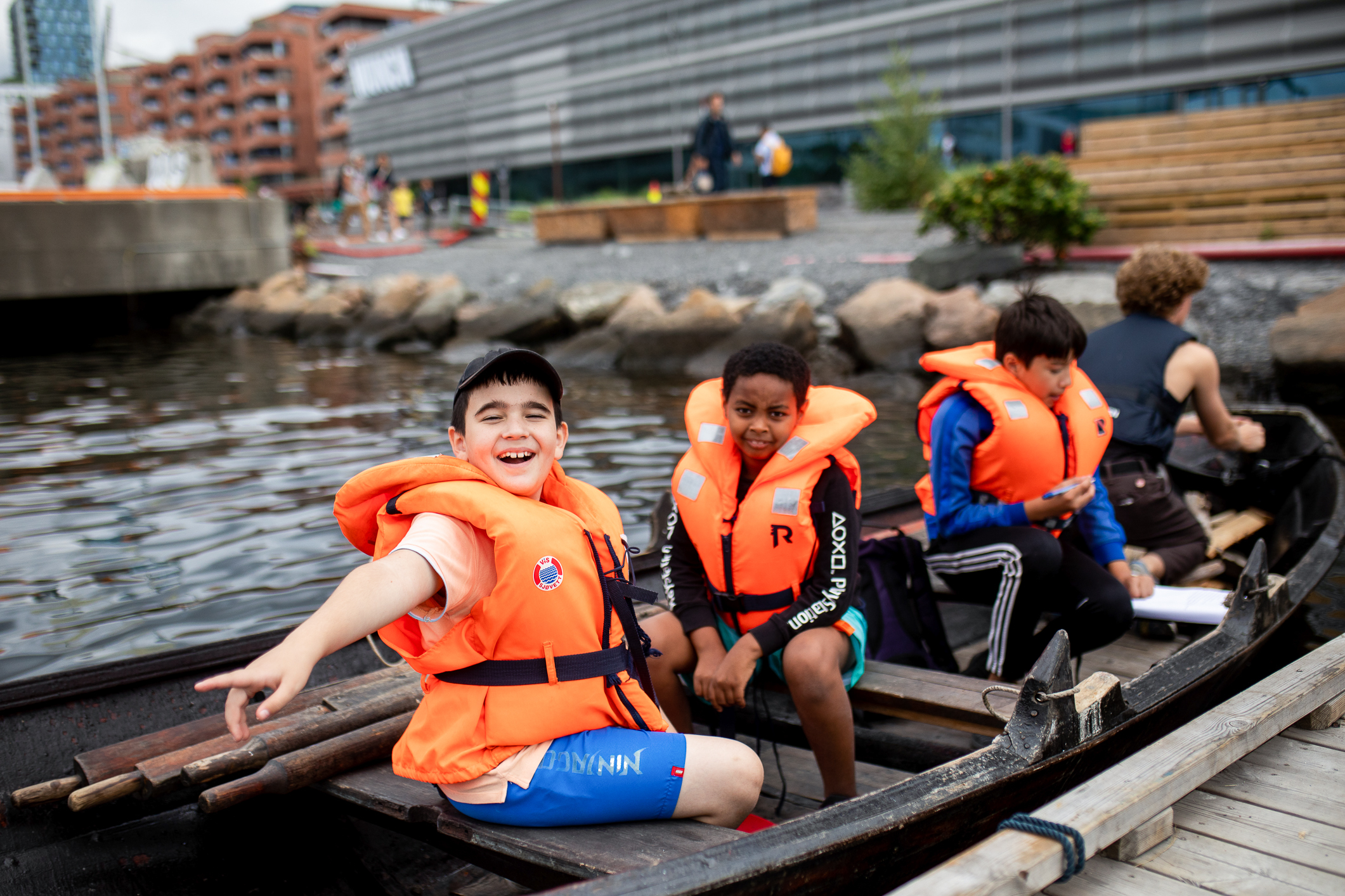 Antonia og Hiyab i båten.