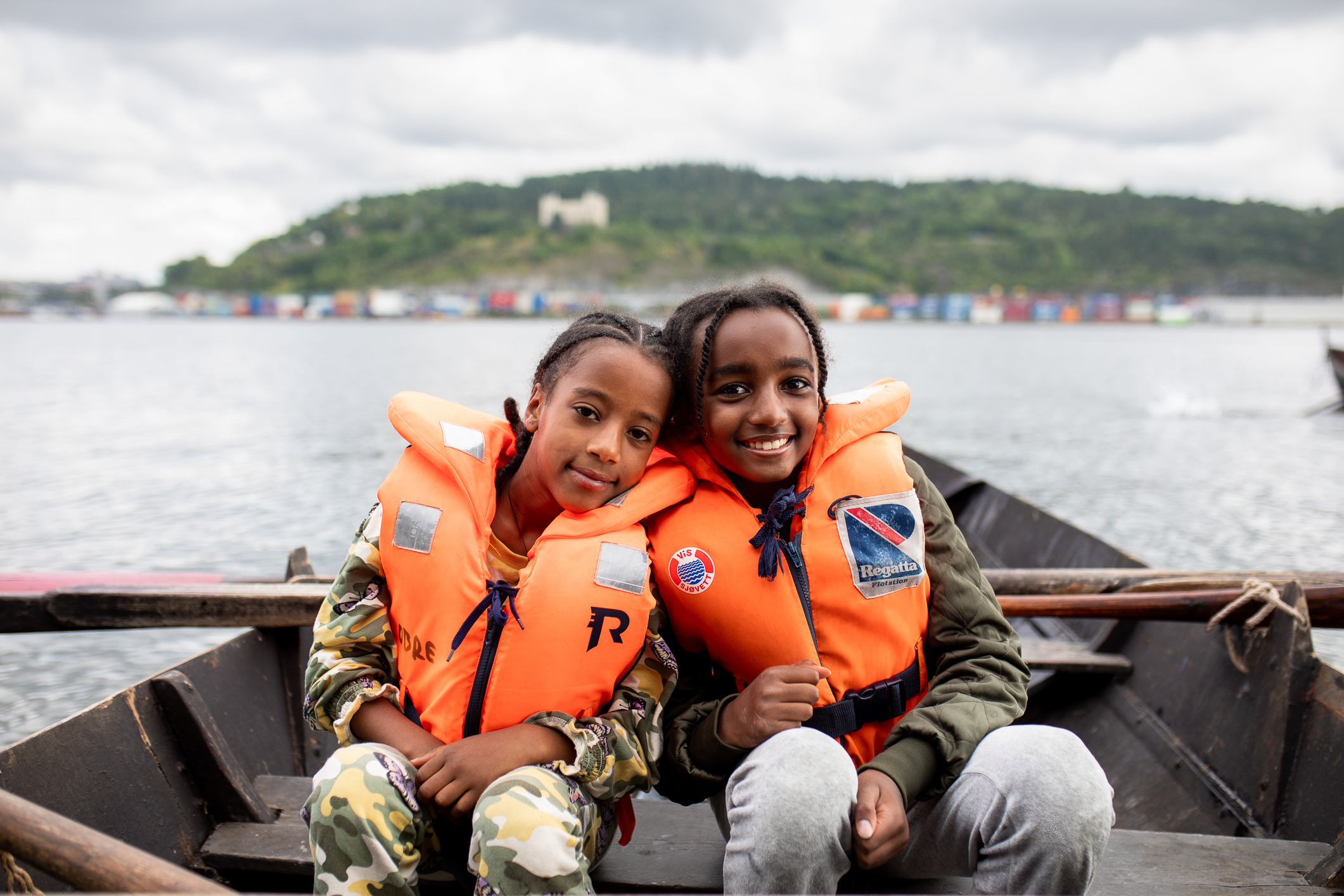Fortuna og Hermon blide og fornøyde ute i båten.