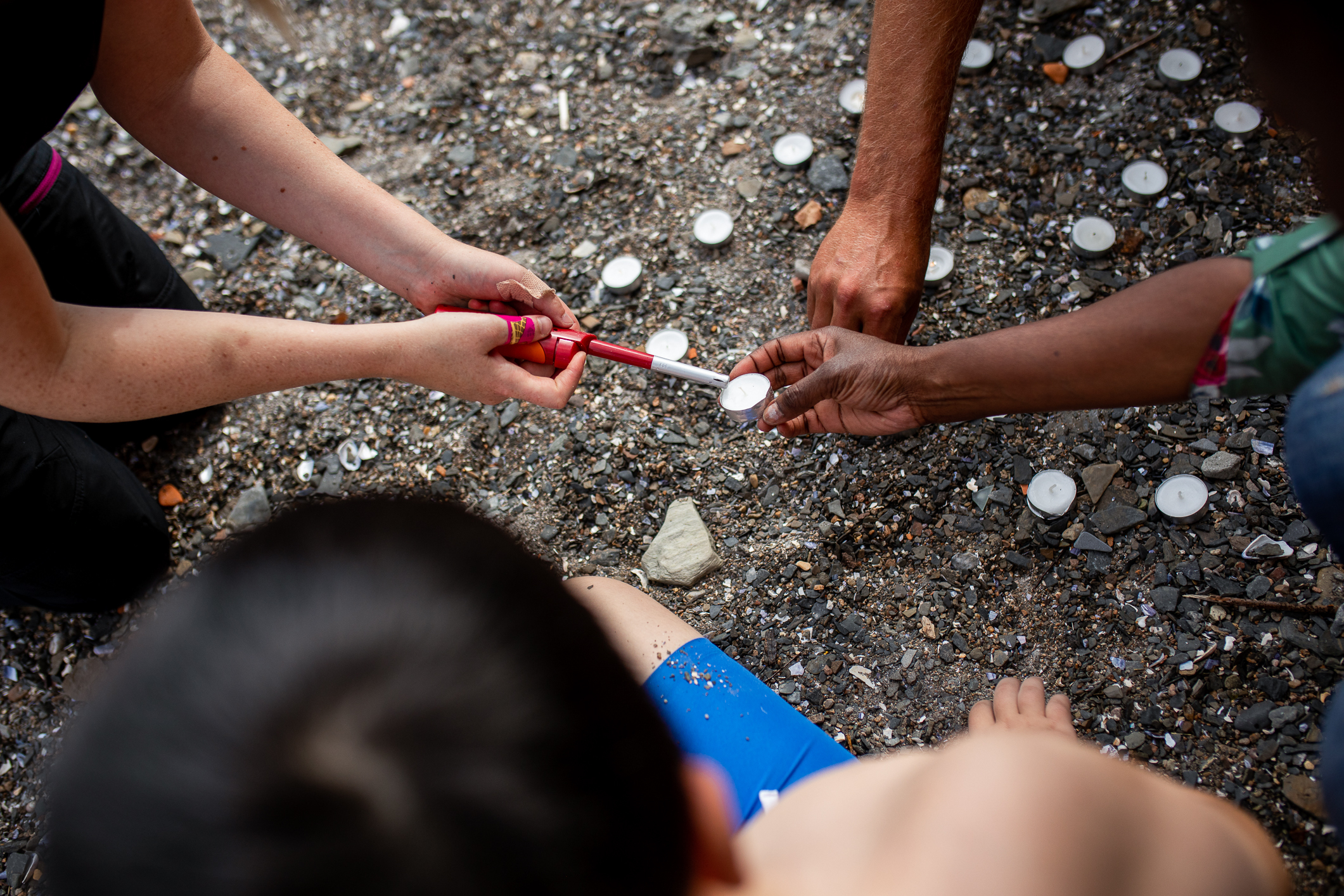 Under andakten ble den klassiske historien Fotsporene, om Guds omsorg, formidlet til både barn og voksne.