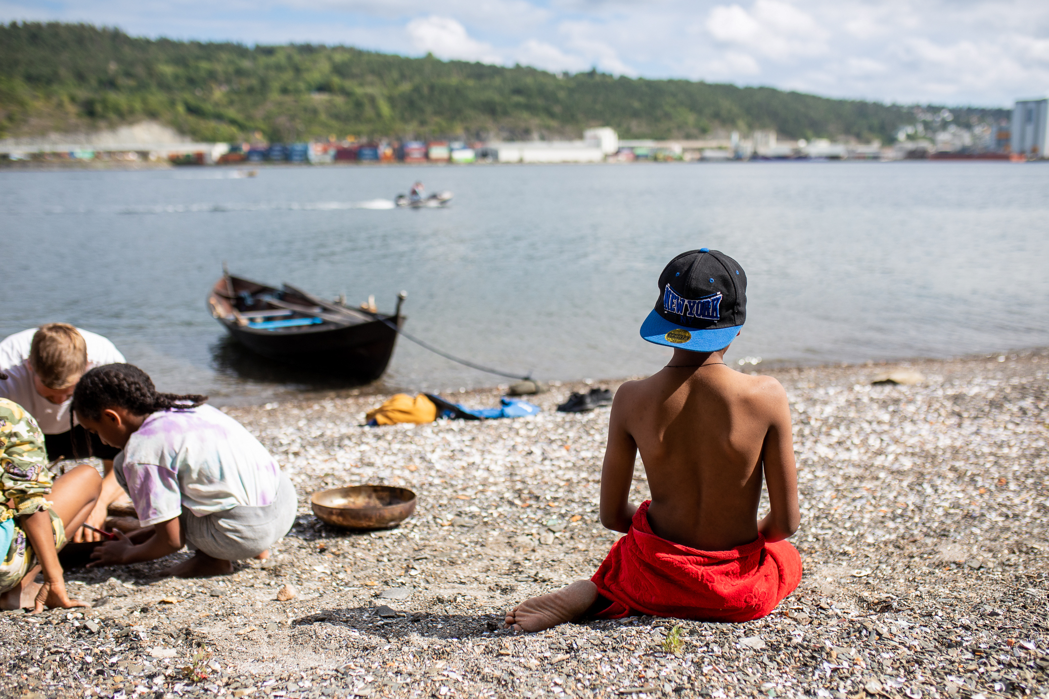 Under andakten ble den klassiske historien Fotsporene, om Guds omsorg, formidlet til både barn og voksne.