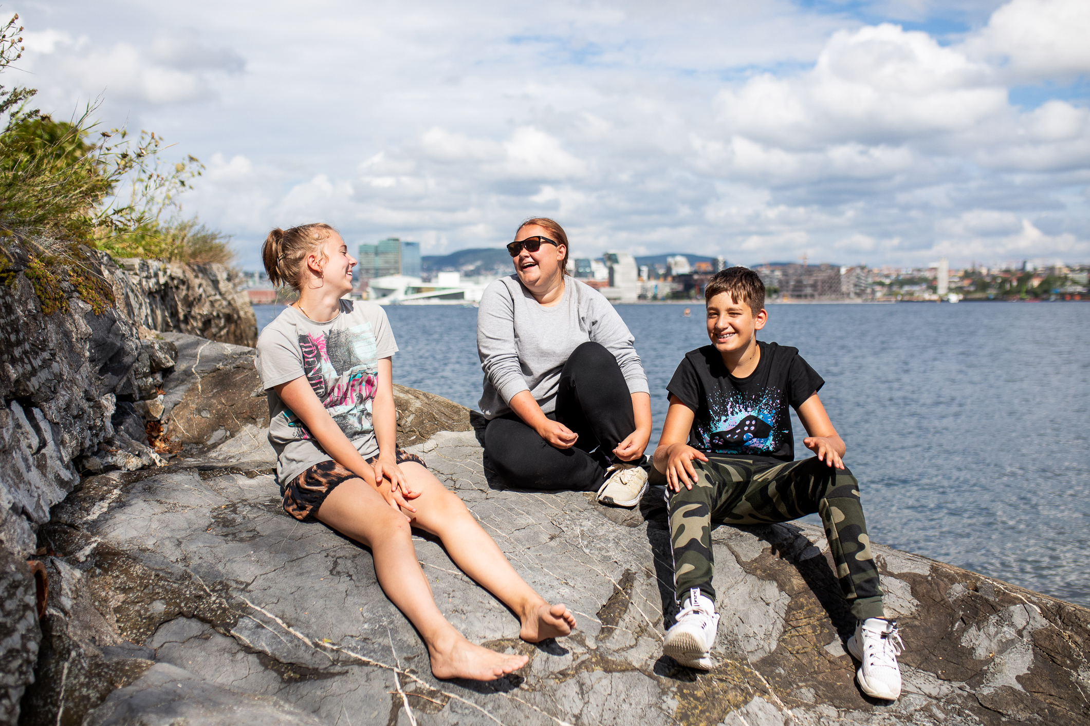 Under andakten ble den klassiske historien Fotsporene, om Guds omsorg, formidlet til både barn og voksne.