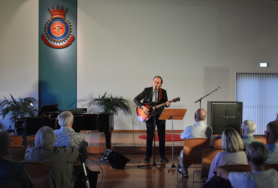Roland Utbult spilte konsert på Frelsesarmeens senioruke på Jeløy denne høsten