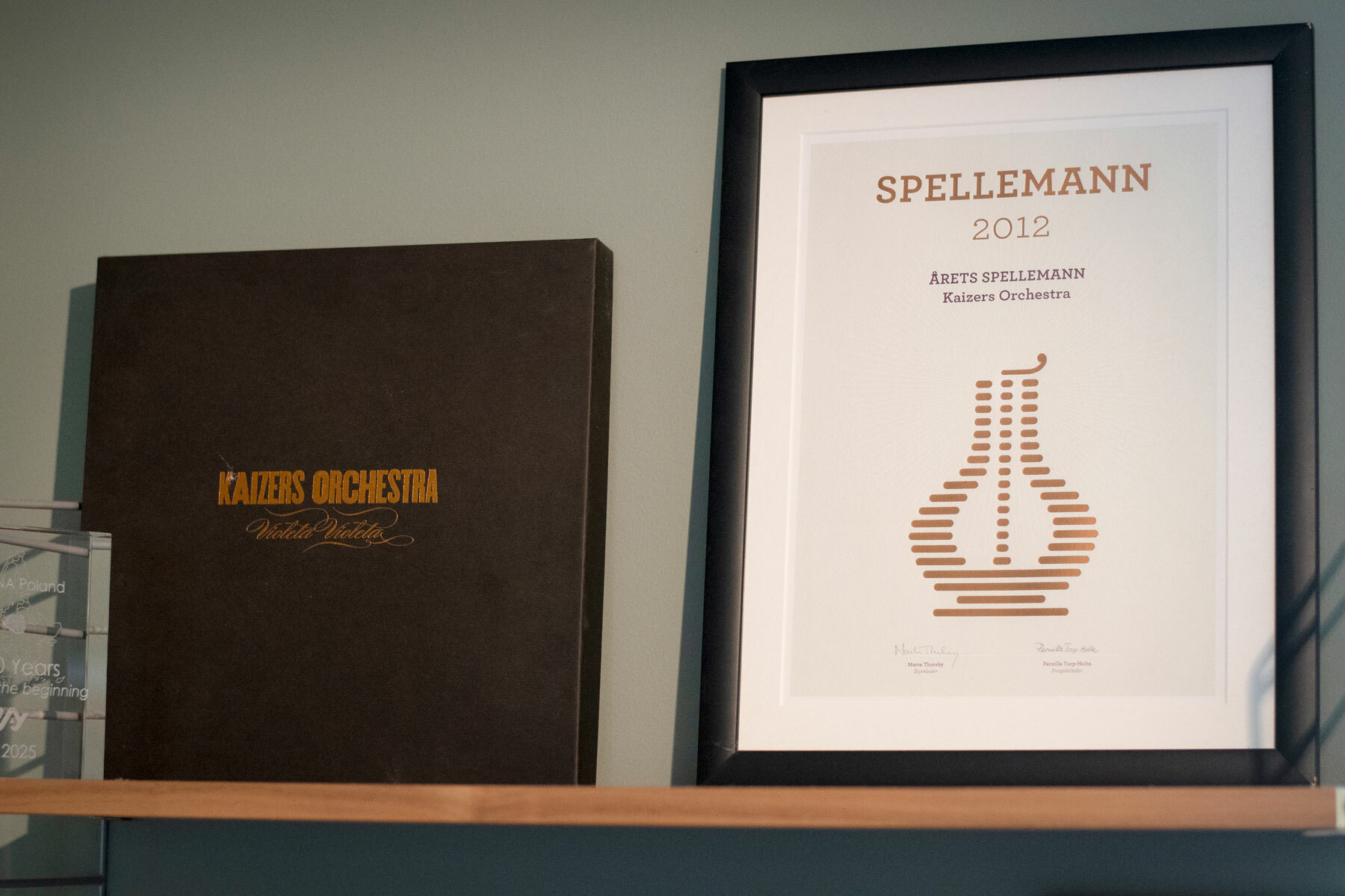 Foto: Det første bildet viser priser på en hylle etter hverandre. Det andre bildet viser to nye priser, deriblant en Spellemann.