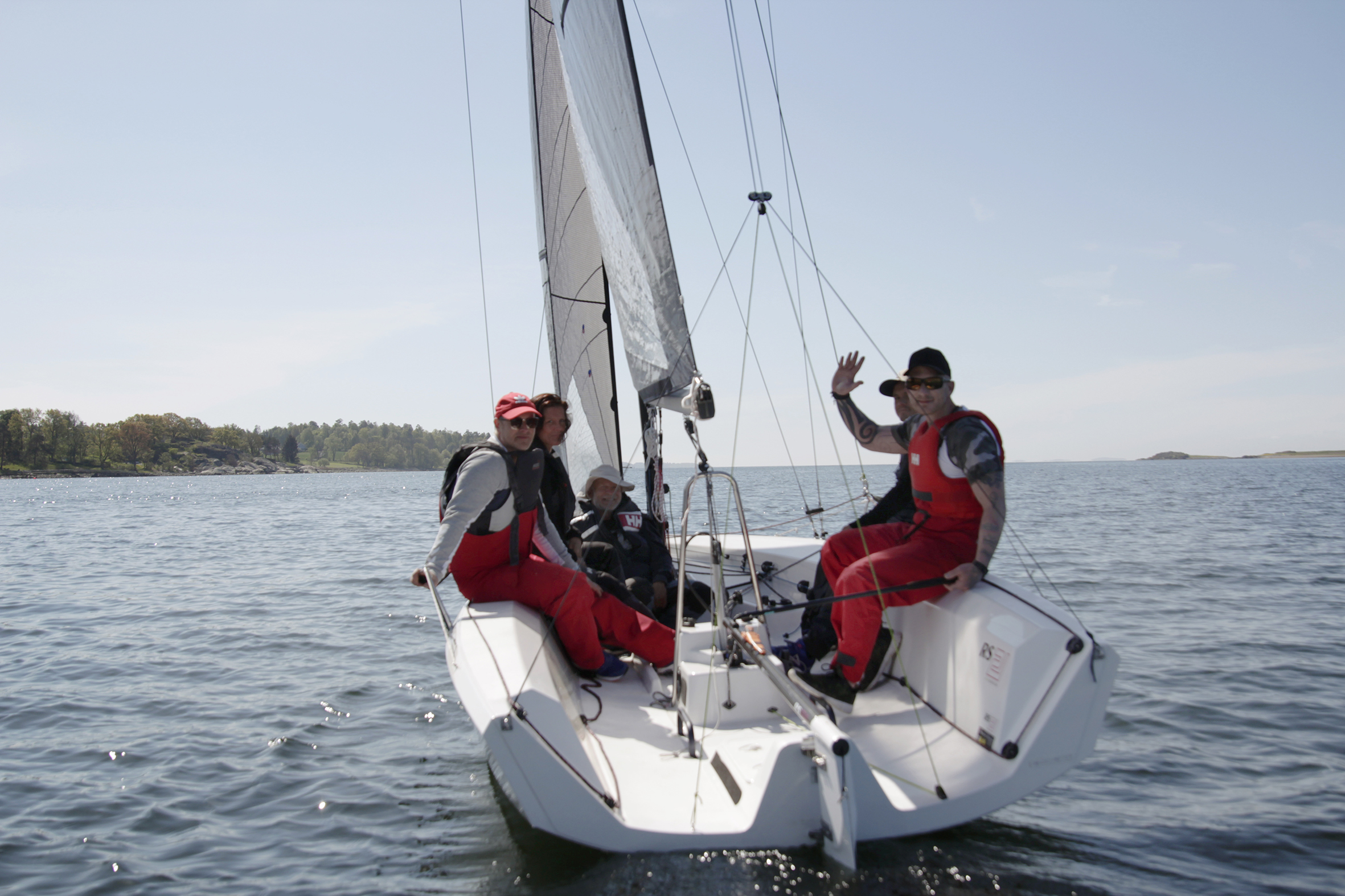 En glad gjeng på seilebåt (bildet.v.) Wenche Walderhaug Midjord og Guillaume Muringa utenfor Fyrlyset i Urtegate (bilde t.h.)