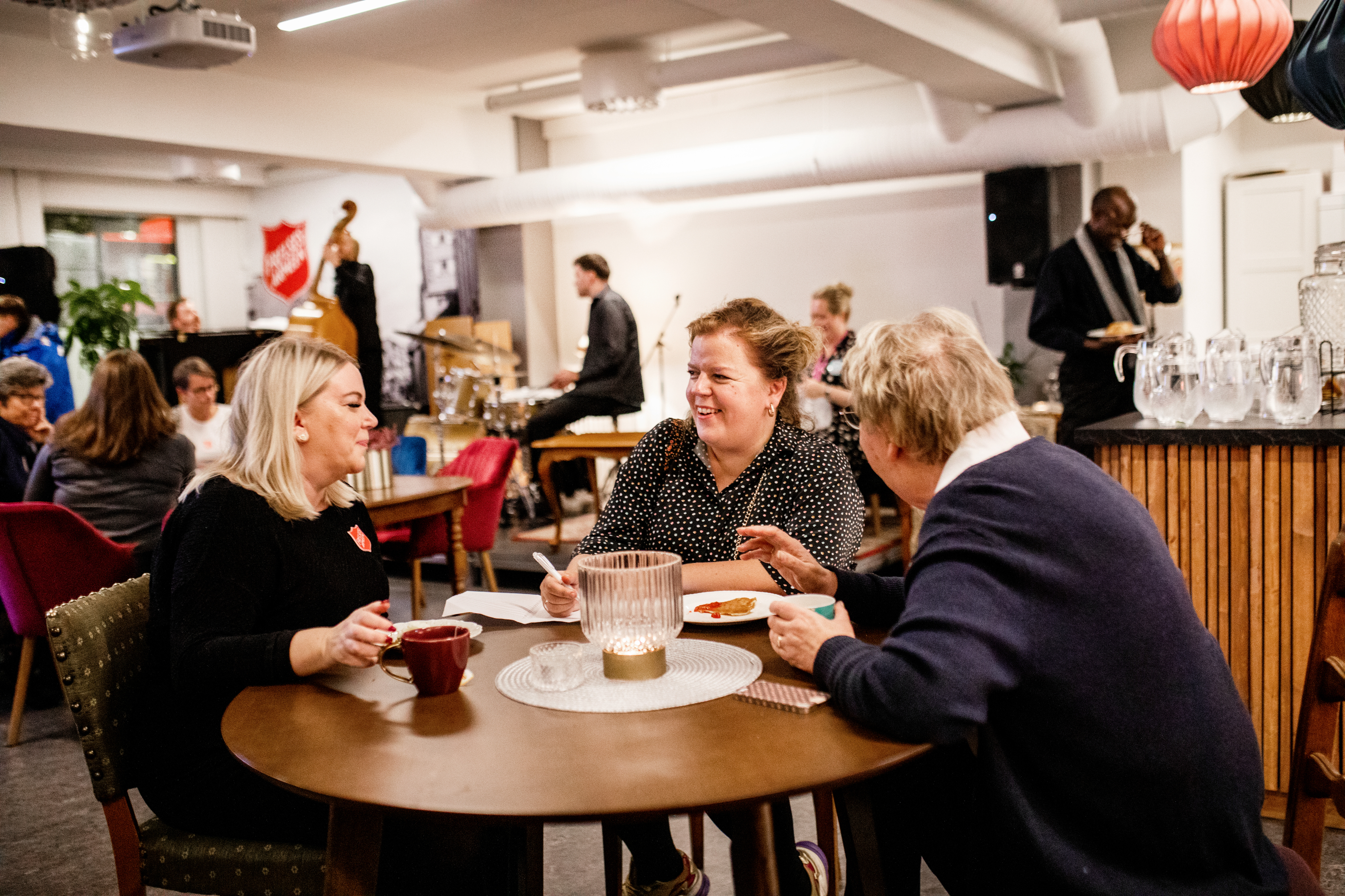 Else Kåss Furuseth i samtale med leder av Sammen, Tone Berg (t.v), og oberstlt. Grethe Berg.