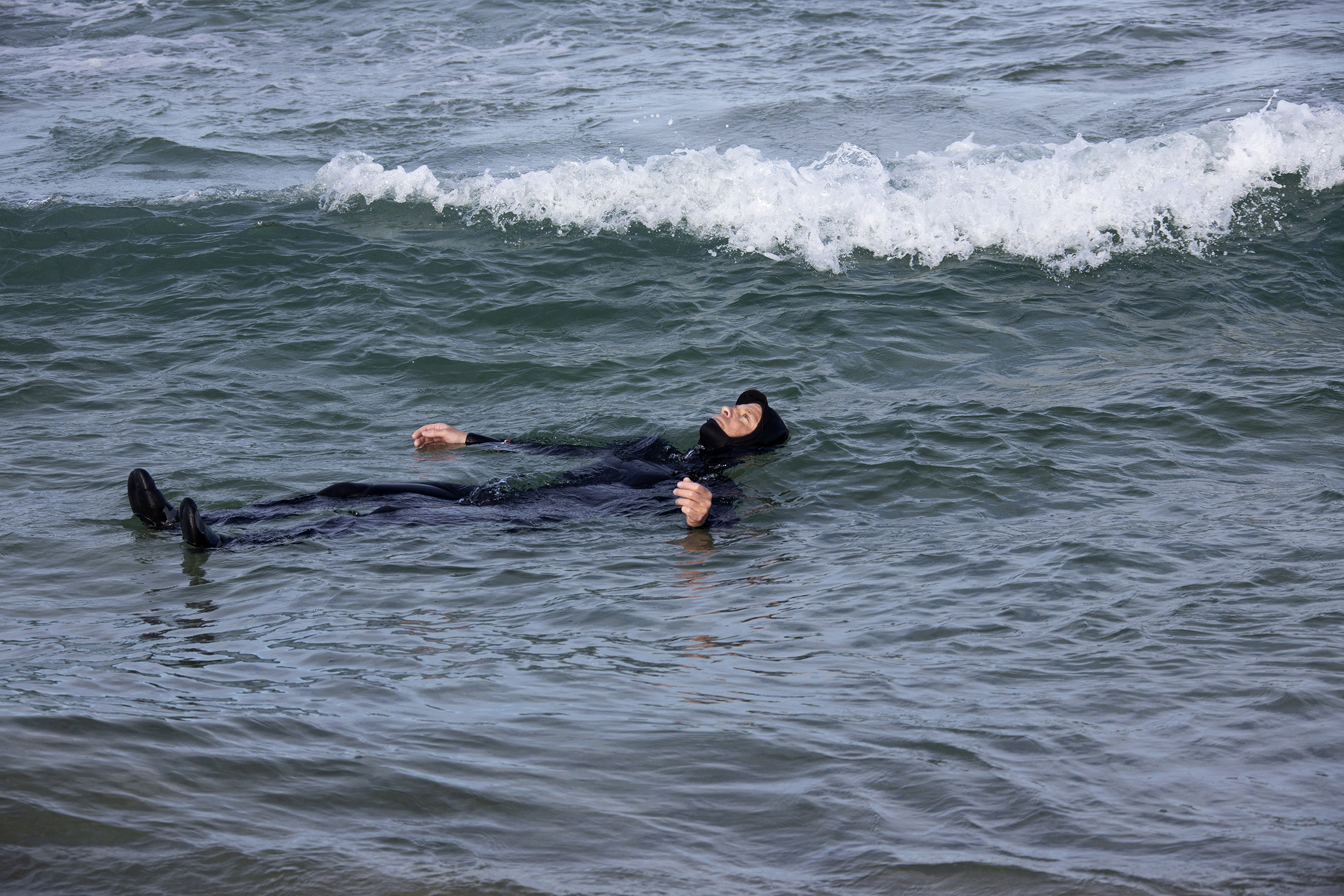 Shannon ligger med drakt på og flyter i vannet.