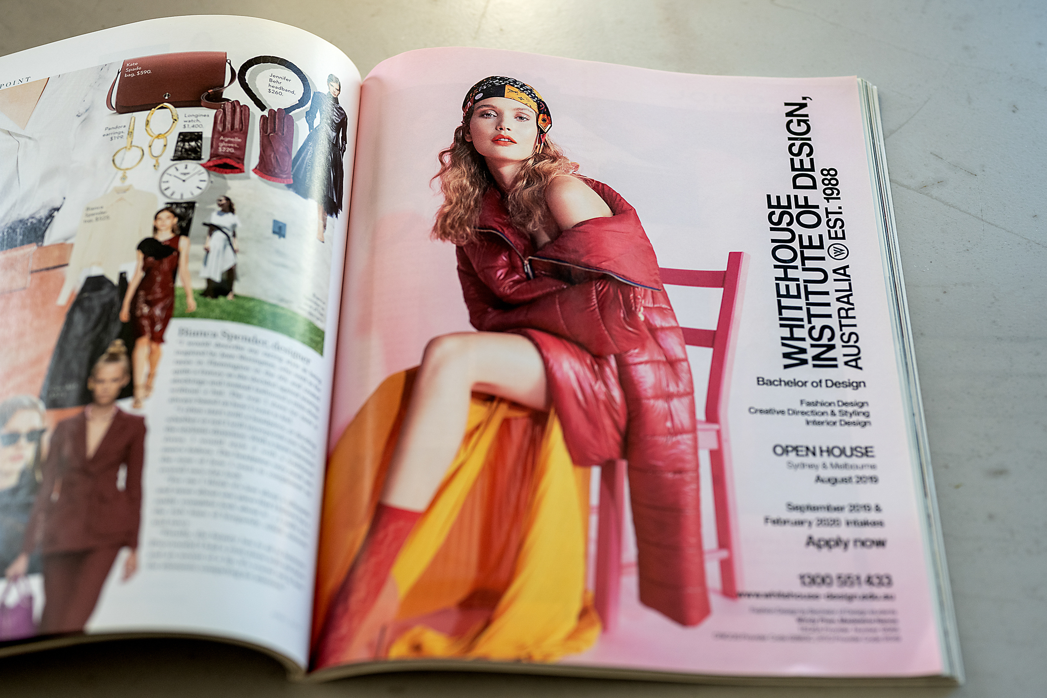 Foto: Modemagasin som ligger slått opp omtrent på midten. Bildet til høyre viser en vakker modell som sitter på en knall rosa trestol. Hun poserer med støvletter og klær i samme farge sammen med noe i oransje.