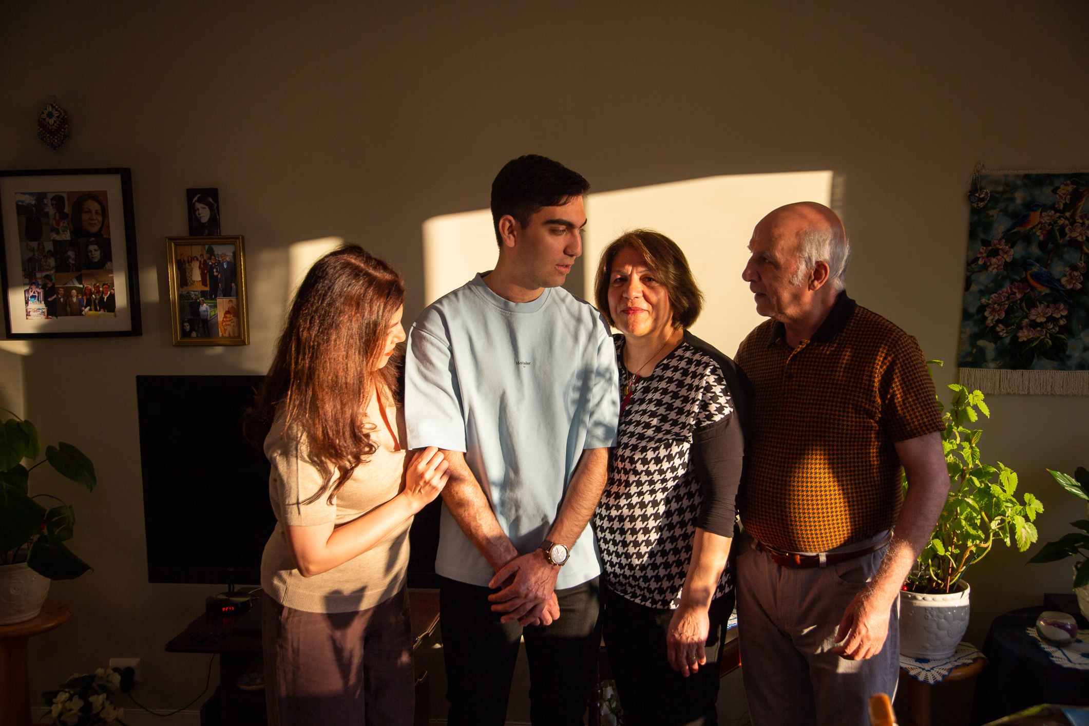 Familiebilde. Mor, sønn, bestemor og bestefar.