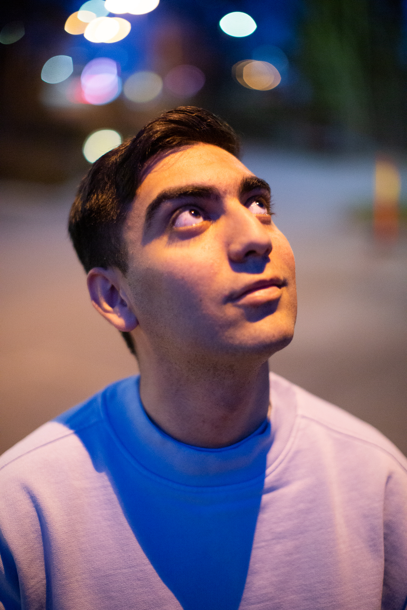 Portrettbide av Shayan som sesr opp i luften