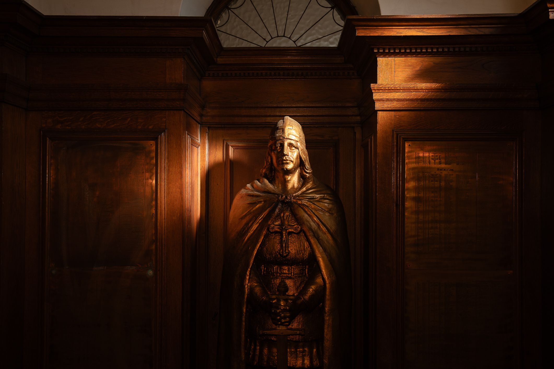 Gammel, utskåret figur i tre.