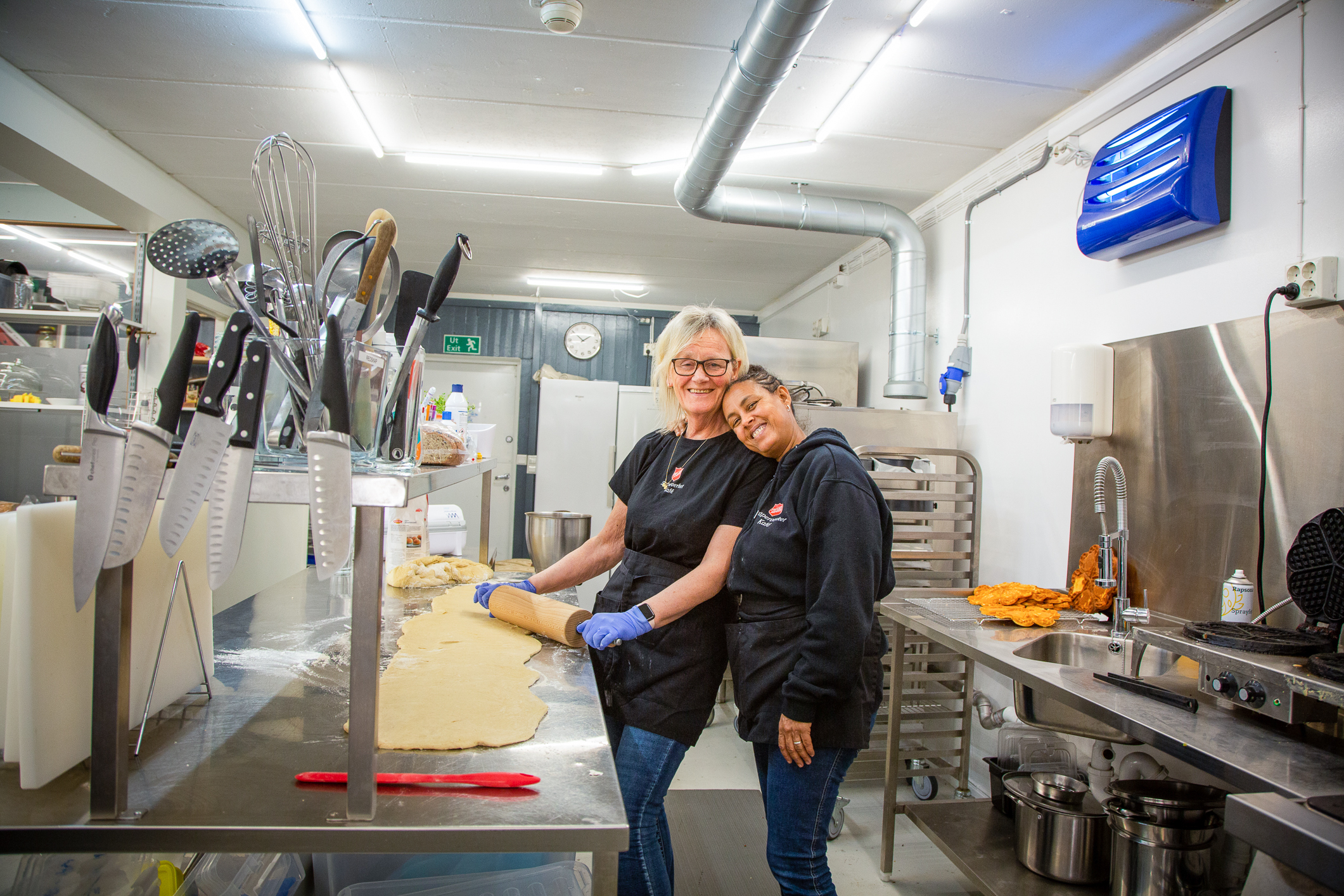 Marianne og Medihn som står på kjøkkenet.