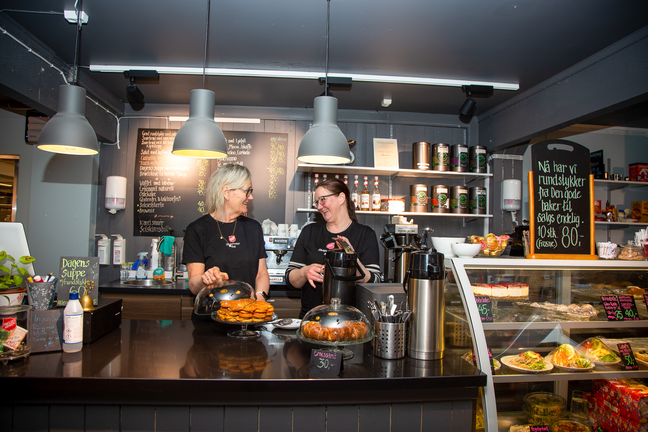 Marianne og Lene bak disken inne i Skaperverket.