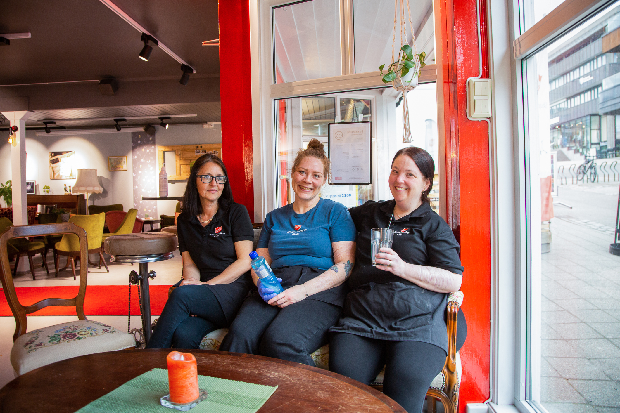 Noen av de frivillige i den populære kafeen.