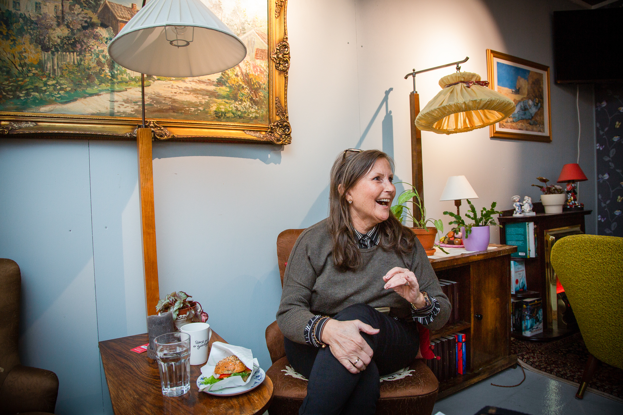 Noen av de frivillige i den populære kafeen.