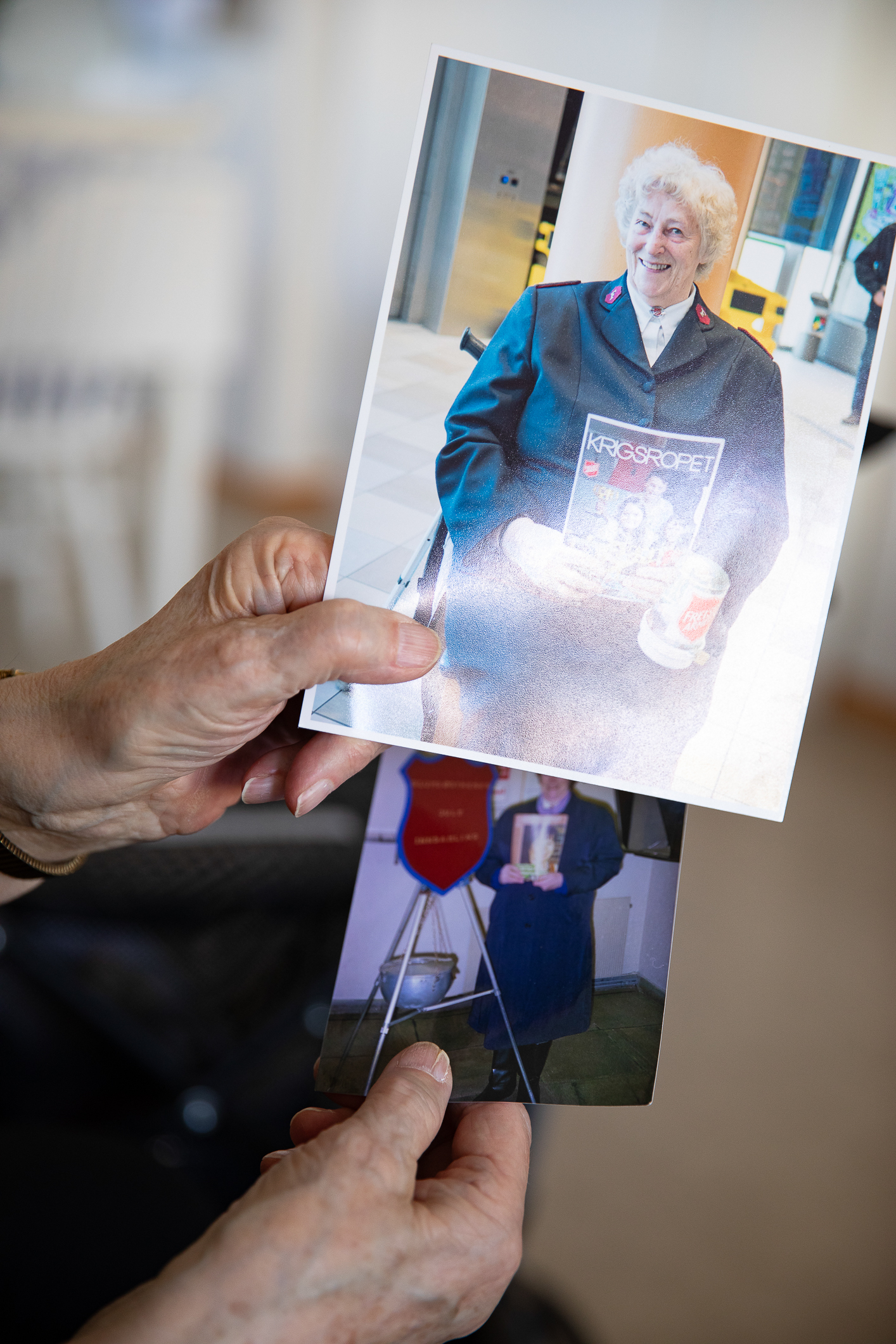 Eldre kvinne viser et fotografi av seg selv, som Krigsropet-selger