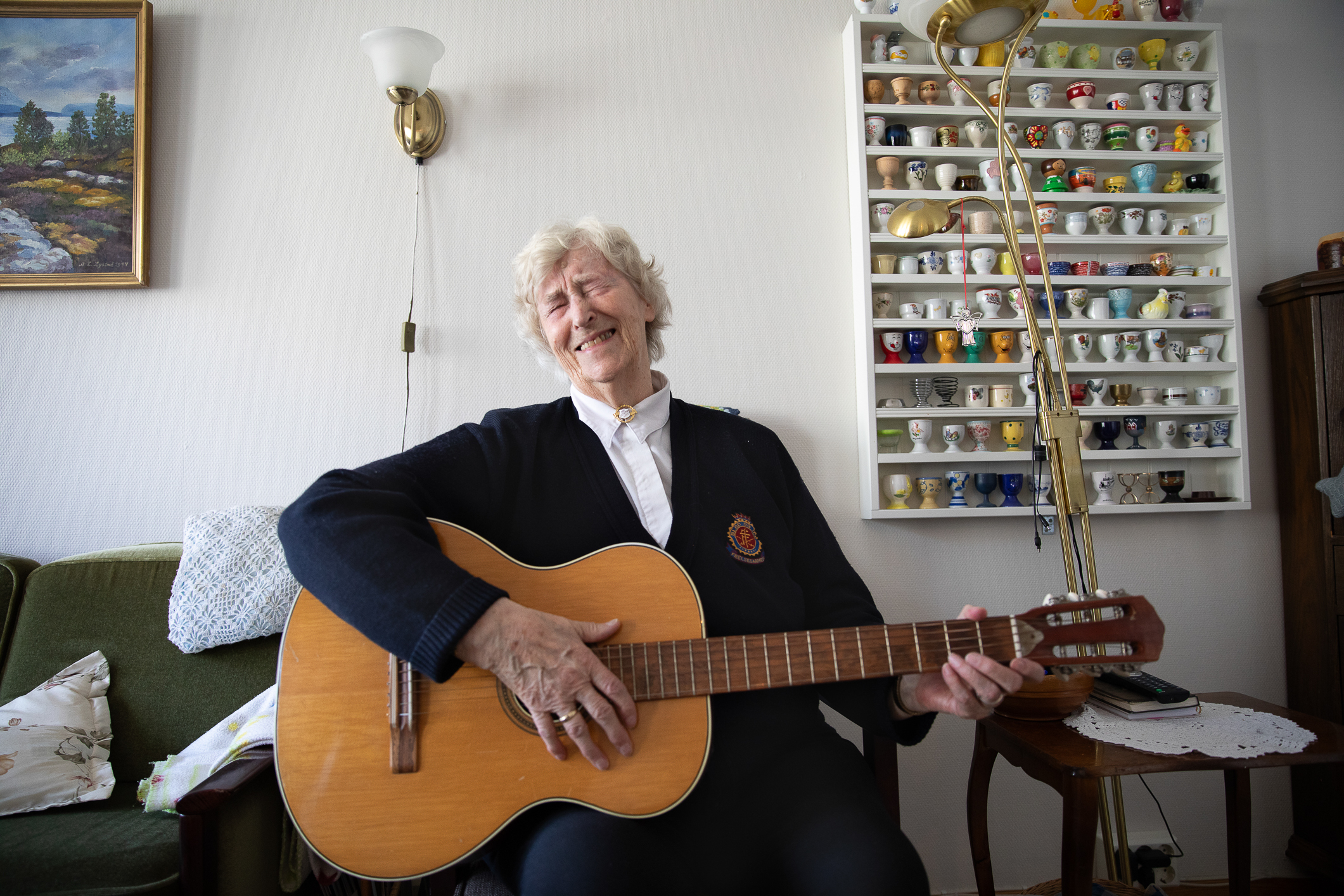 Spiller gitar Elsa Hornenes BEH Slumsoester