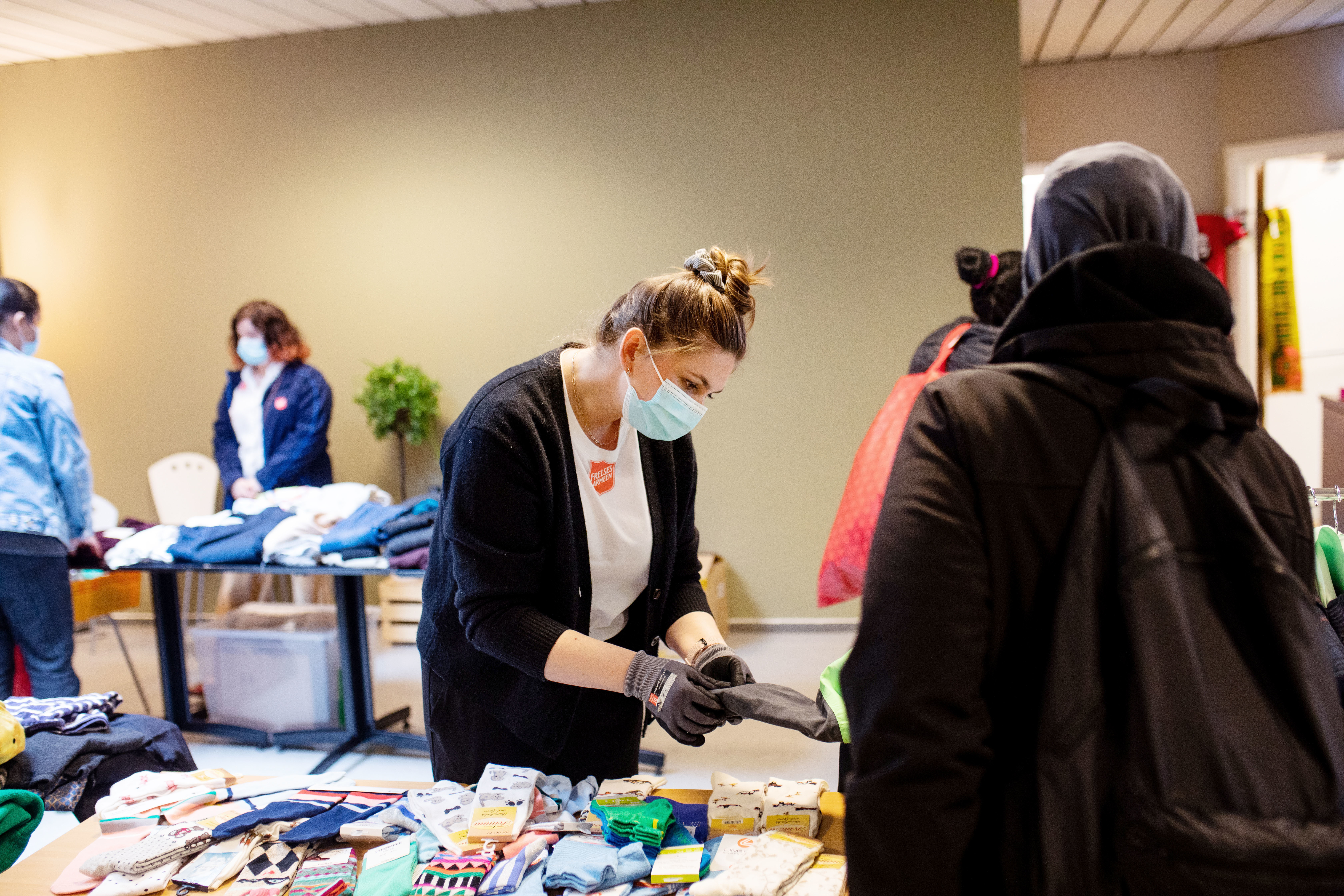 Foreldre er innom for å plukke med seg utstyr og klær til skolestart.