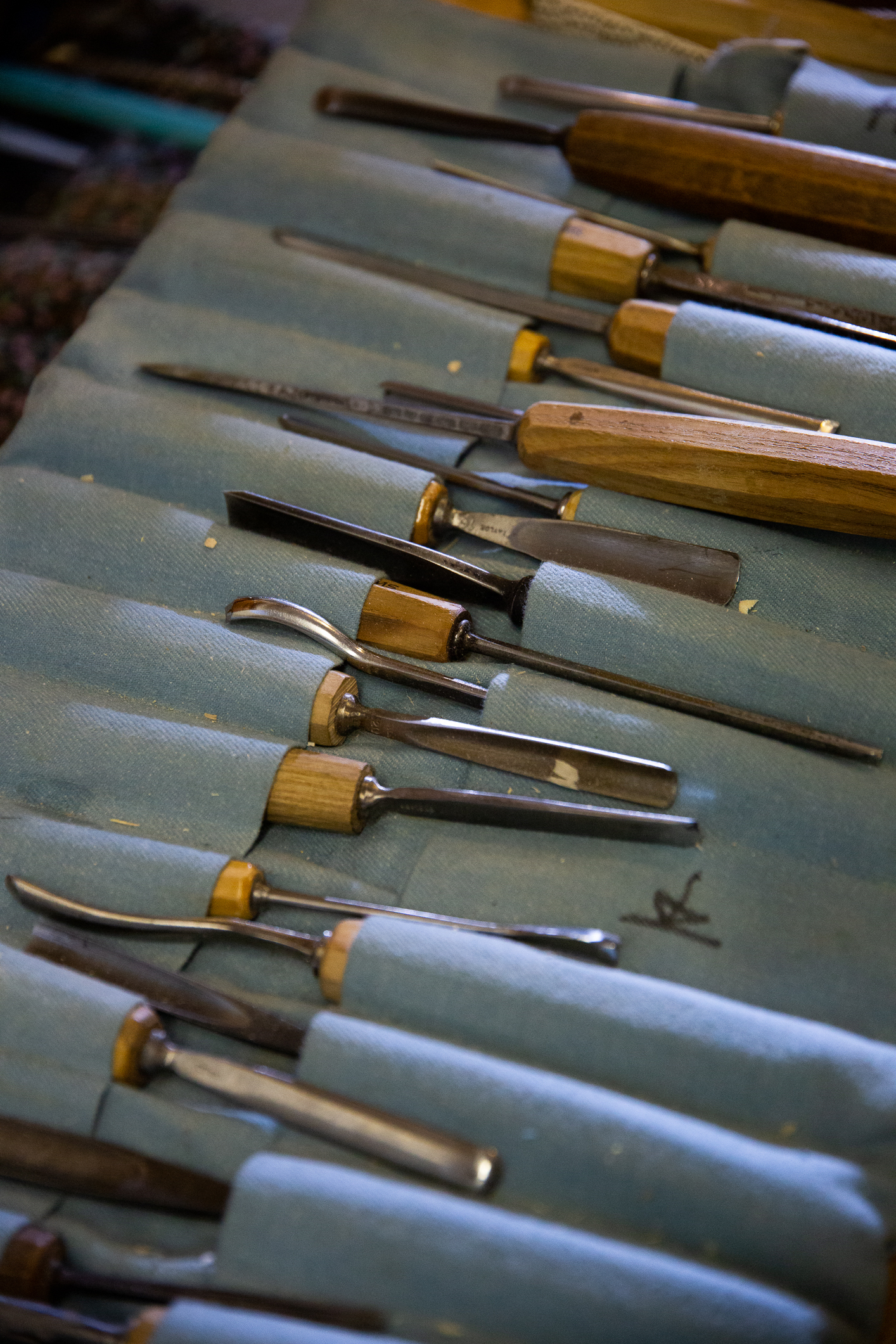 Proft snekkerutstyr i snekkerboden på Ensjøtunet, her forskjellig verktøy for treutskjæring.