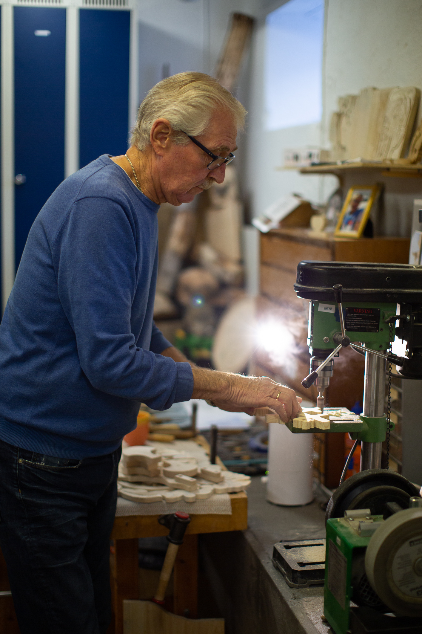 Arild i snekkerboden, konsentrert over høvelbenken.