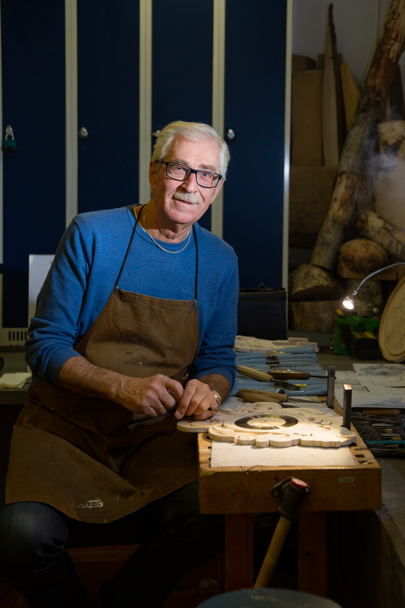 Arild Hov i snekkerboden på Ensjøtunet, her holder han på med treutskjæring