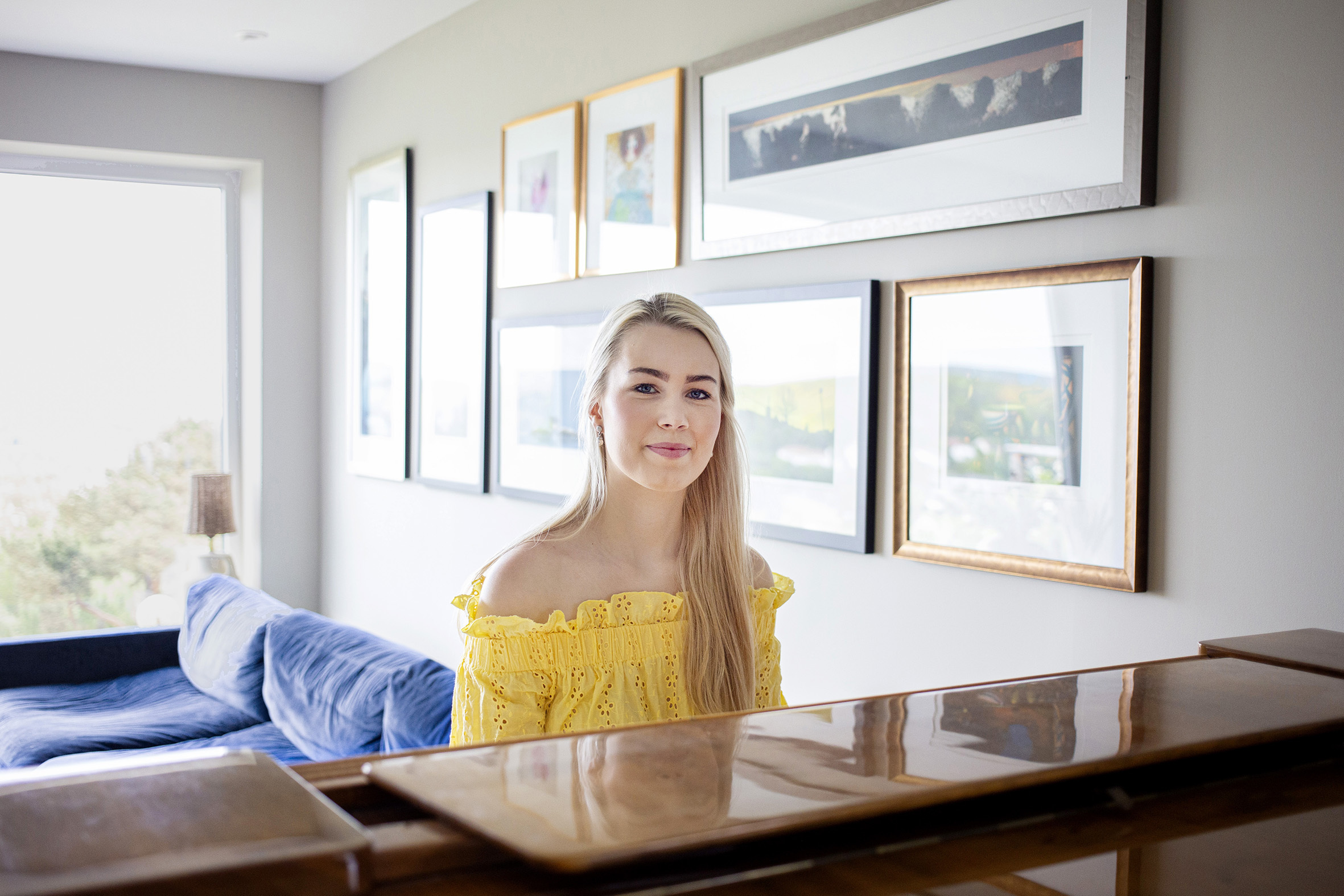 Sophie sitter ved Pianoet hjemme i sin egen stue