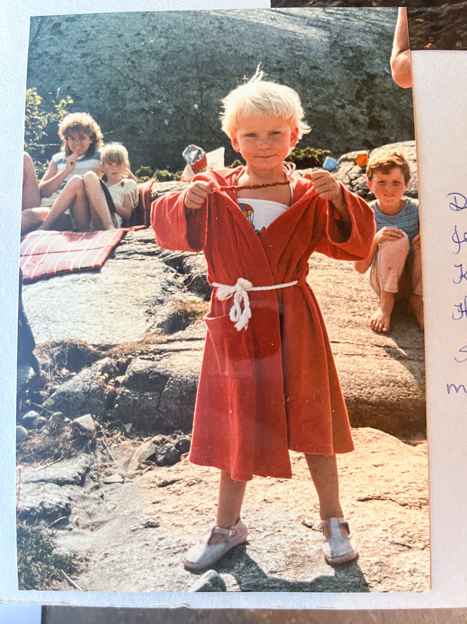 Liten jente i kjole på svabergSol Heilo er et fyr- verkeri på scenen, og trakterer et tyve- talls instrumenter. (Foto: Ketil Hardy