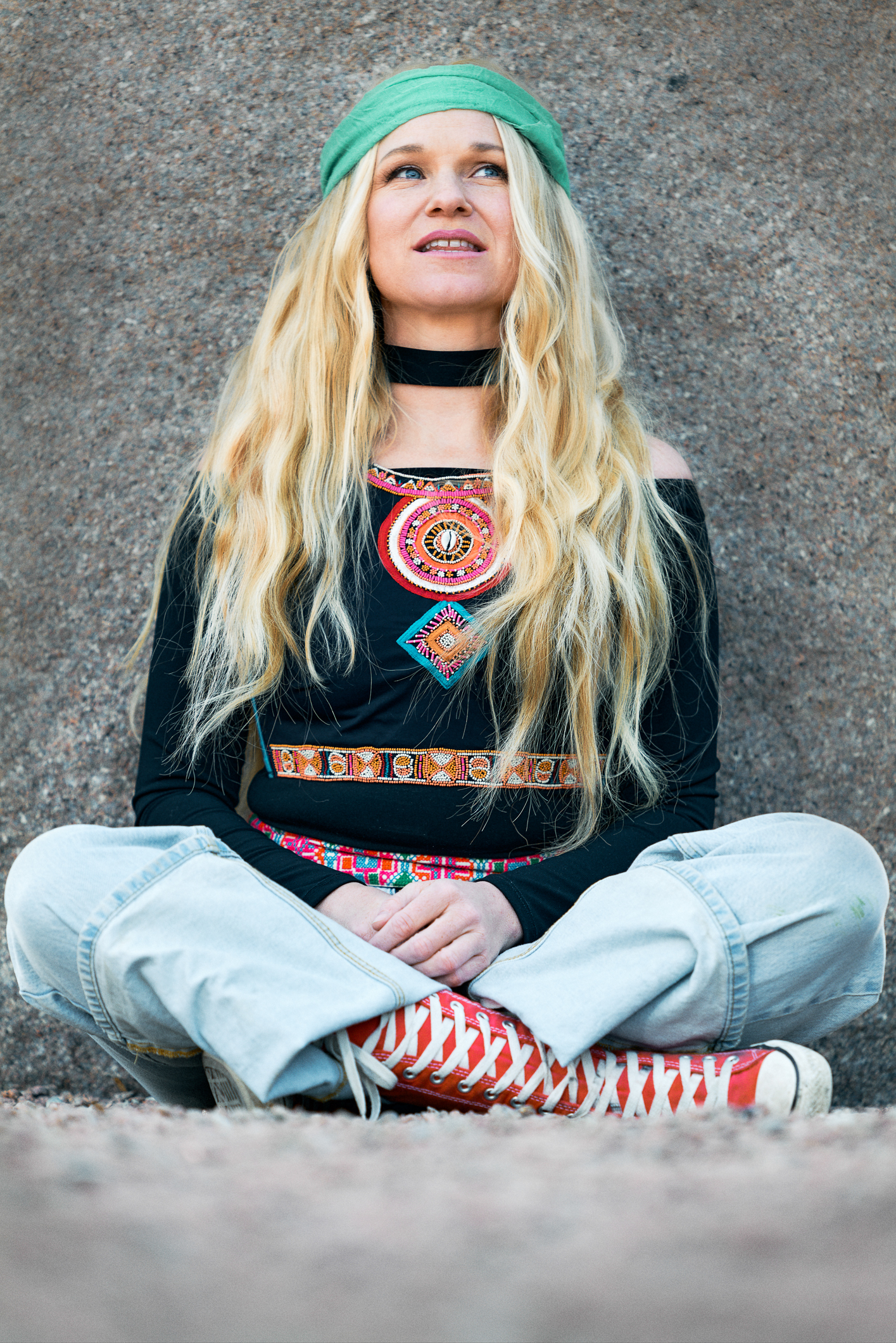 Sol Heilo sitter på bakken med bena i kors