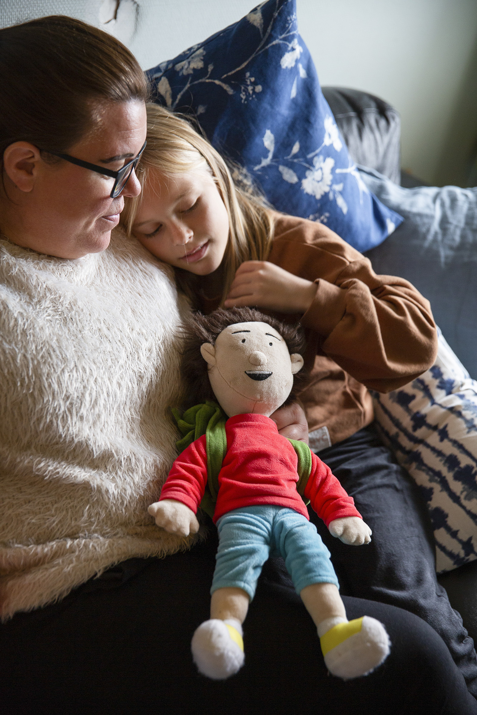 En liten jente sitter på fanget til en av de ansatte.